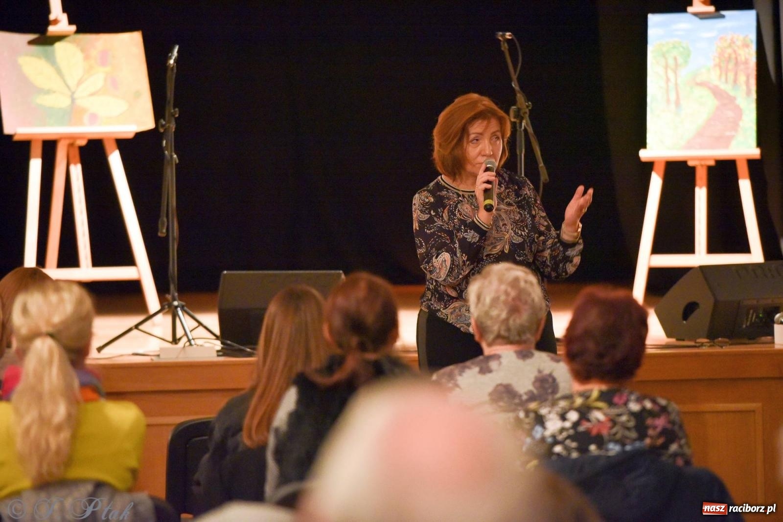 Zdjęcie w galerii na portalu naszraciborz.pl: Najmłodsi wokaliści MDK zaprezentowali się na scenie wiadomości z regionu