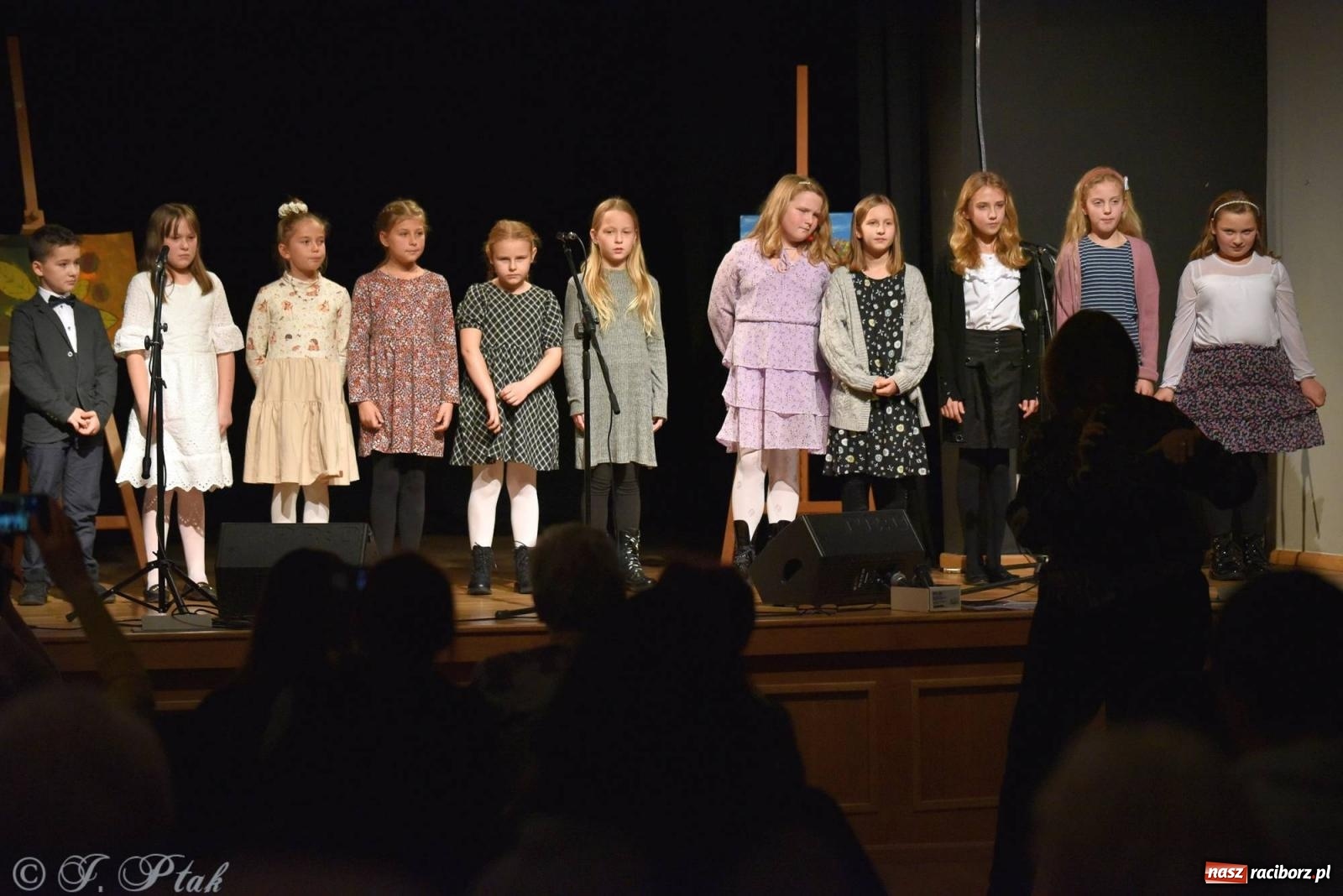 Zdjęcie w galerii na portalu naszraciborz.pl: Najmłodsi wokaliści MDK zaprezentowali się na scenie wiadomości z regionu