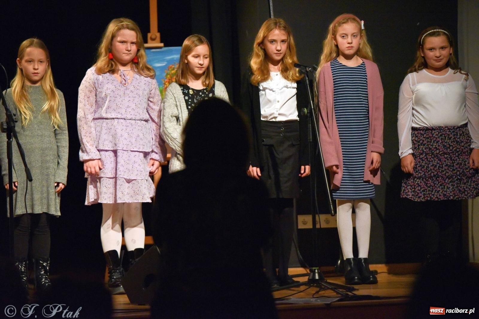 Zdjęcie w galerii na portalu naszraciborz.pl: Najmłodsi wokaliści MDK zaprezentowali się na scenie wiadomości z regionu