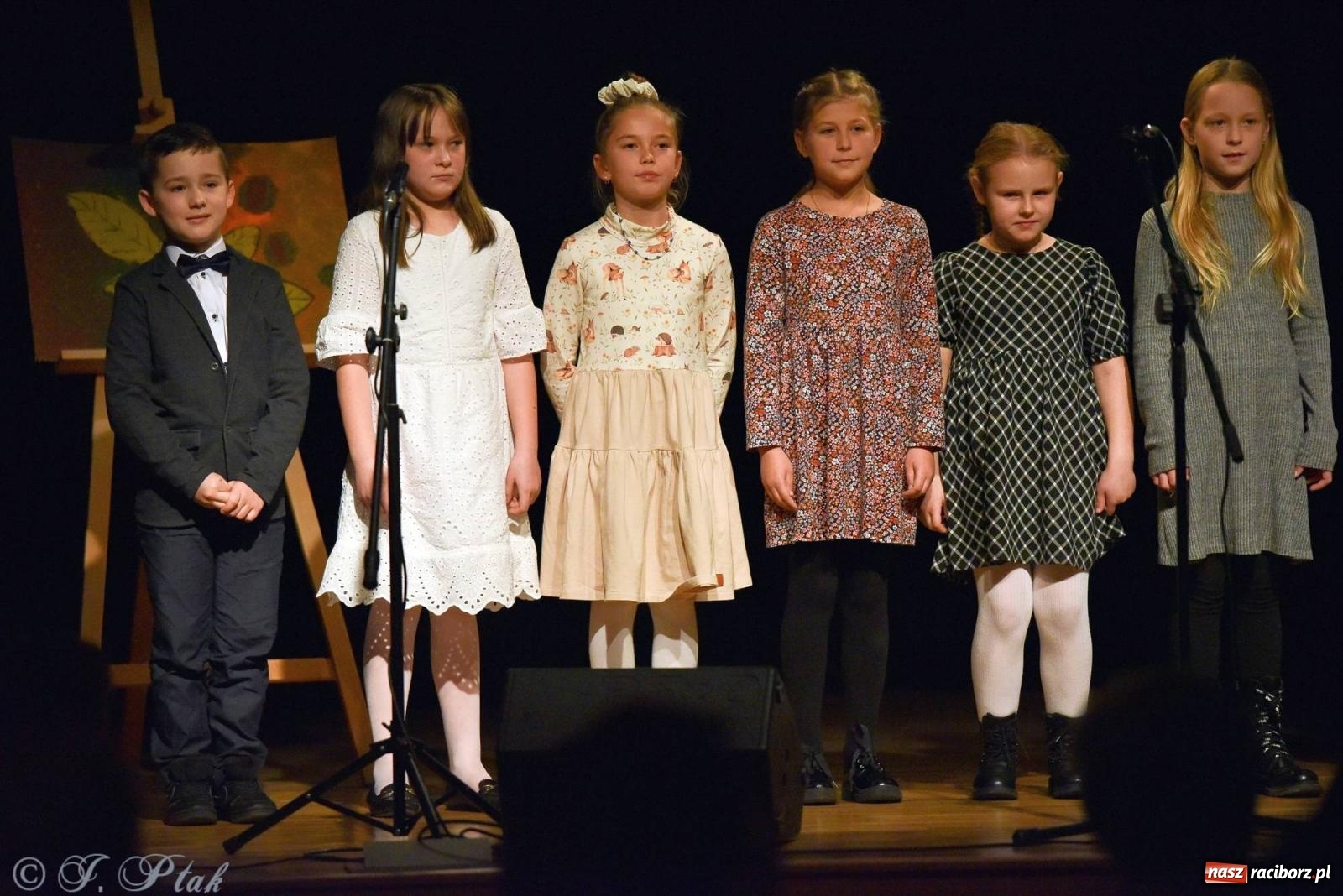 Zdjęcie w galerii na portalu naszraciborz.pl: Najmłodsi wokaliści MDK zaprezentowali się na scenie wiadomości z regionu