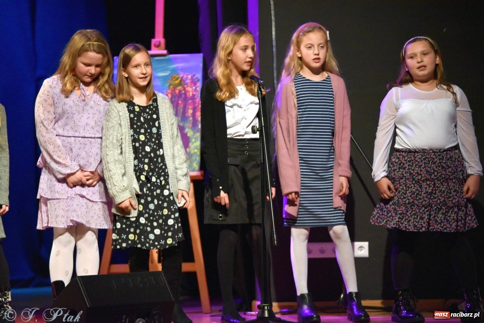 Zdjęcie w galerii na portalu naszraciborz.pl: Najmłodsi wokaliści MDK zaprezentowali się na scenie wiadomości z regionu