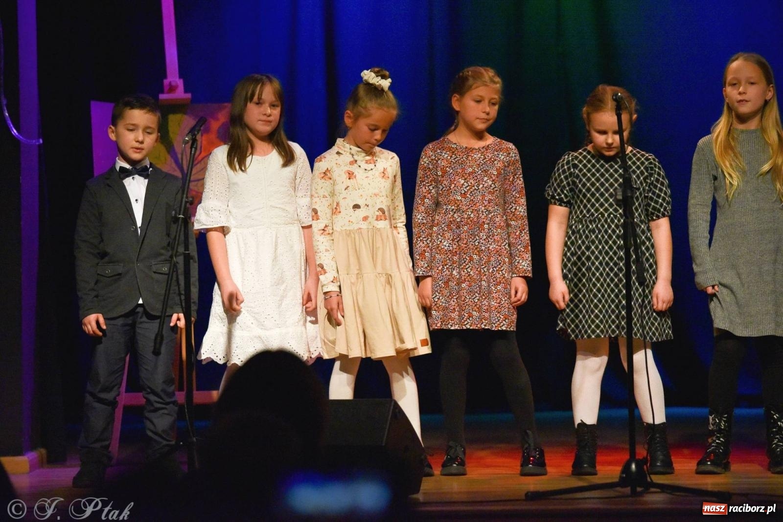 Zdjęcie w galerii na portalu naszraciborz.pl: Najmłodsi wokaliści MDK zaprezentowali się na scenie wiadomości z regionu