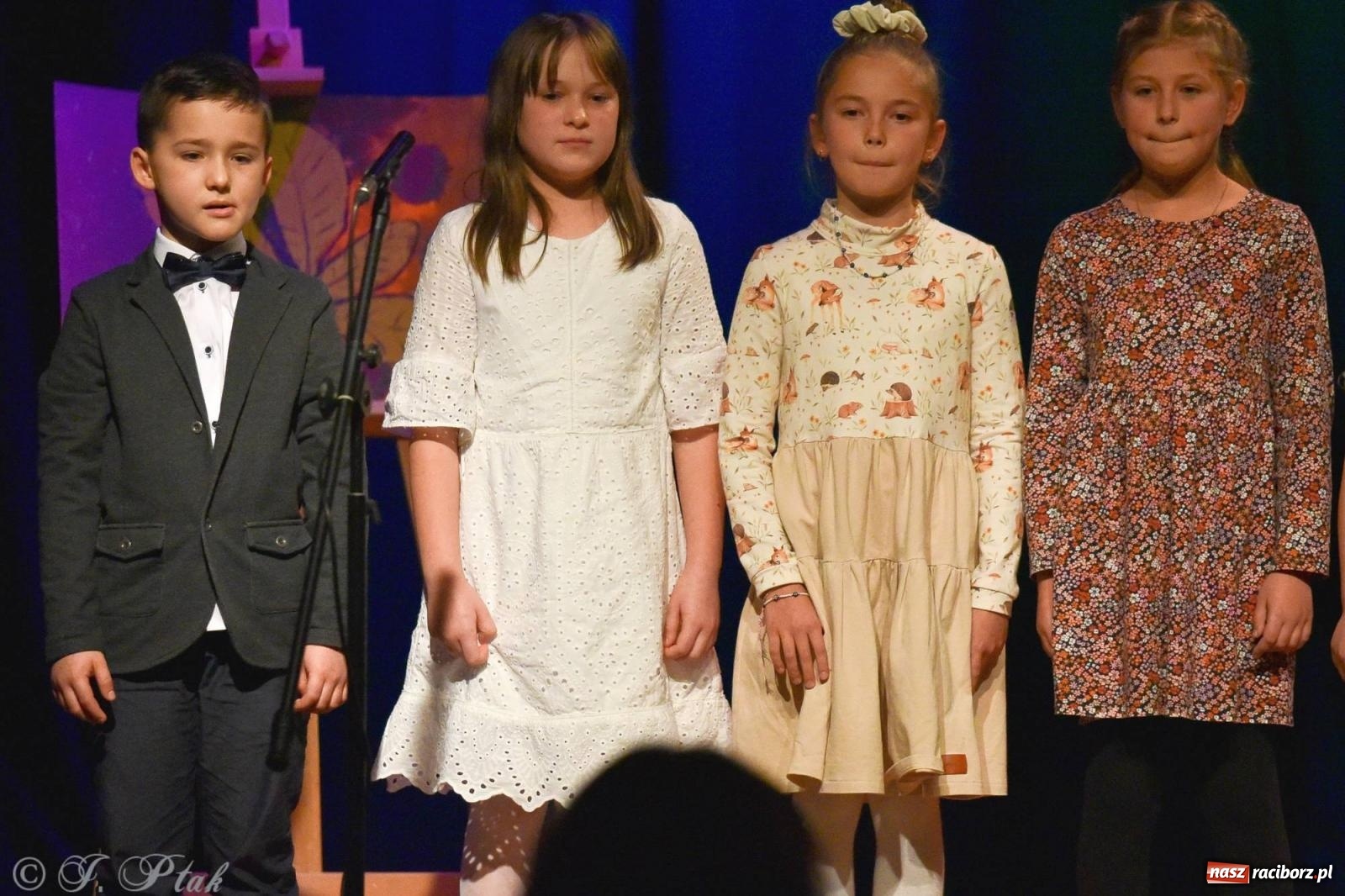 Zdjęcie w galerii na portalu naszraciborz.pl: Najmłodsi wokaliści MDK zaprezentowali się na scenie wiadomości z regionu
