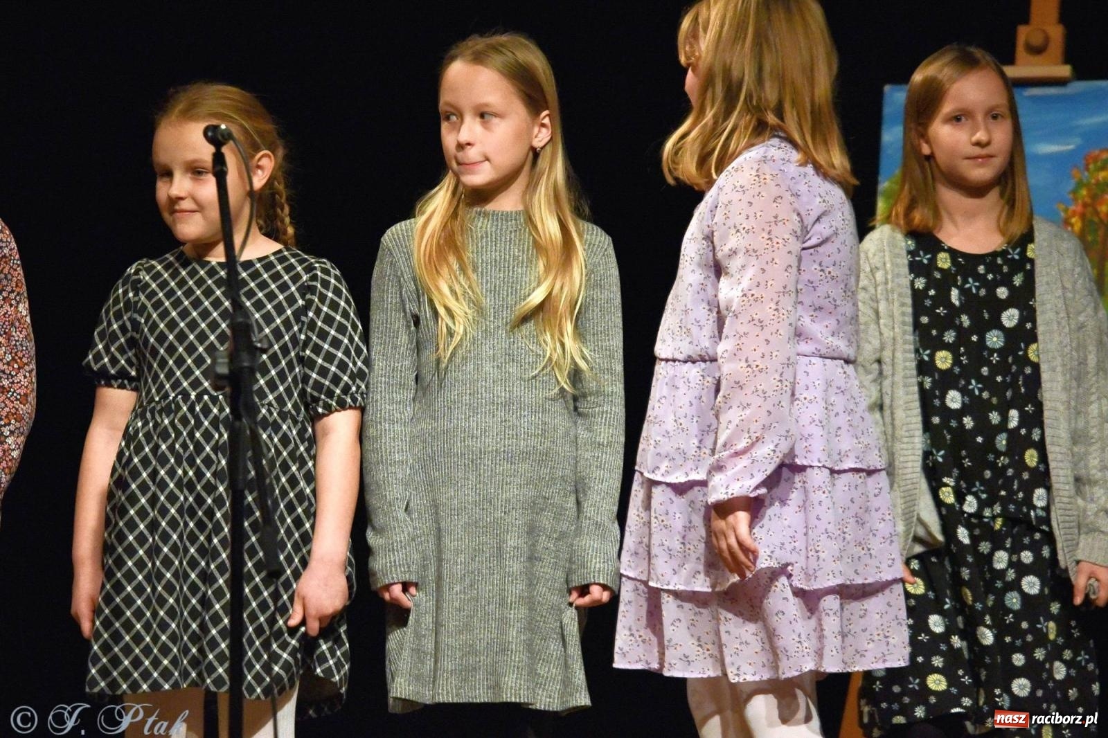 Zdjęcie w galerii na portalu naszraciborz.pl: Najmłodsi wokaliści MDK zaprezentowali się na scenie wiadomości z regionu