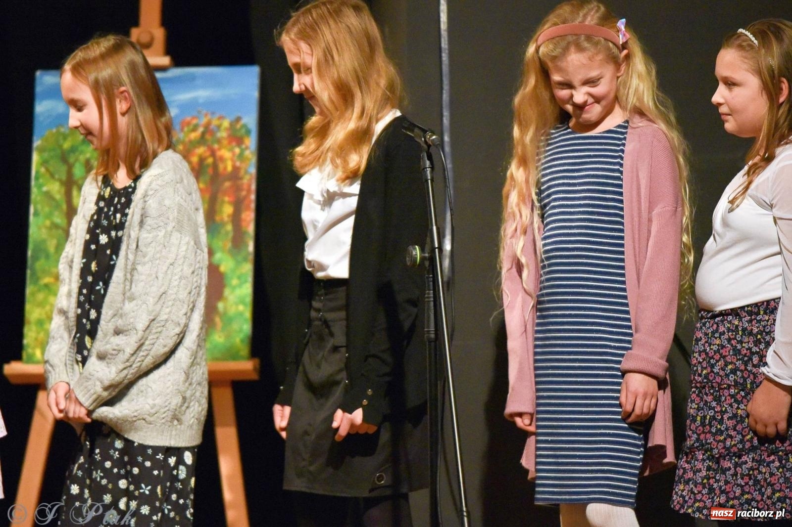 Zdjęcie w galerii na portalu naszraciborz.pl: Najmłodsi wokaliści MDK zaprezentowali się na scenie wiadomości z regionu