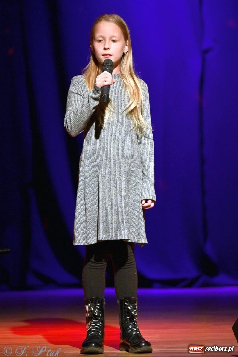 Zdjęcie w galerii na portalu naszraciborz.pl: Najmłodsi wokaliści MDK zaprezentowali się na scenie wiadomości z regionu