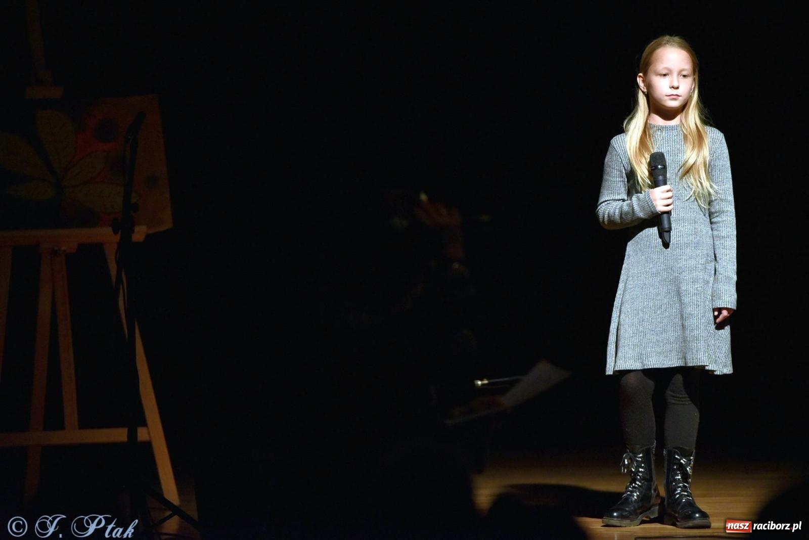 Zdjęcie w galerii na portalu naszraciborz.pl: Najmłodsi wokaliści MDK zaprezentowali się na scenie wiadomości z regionu