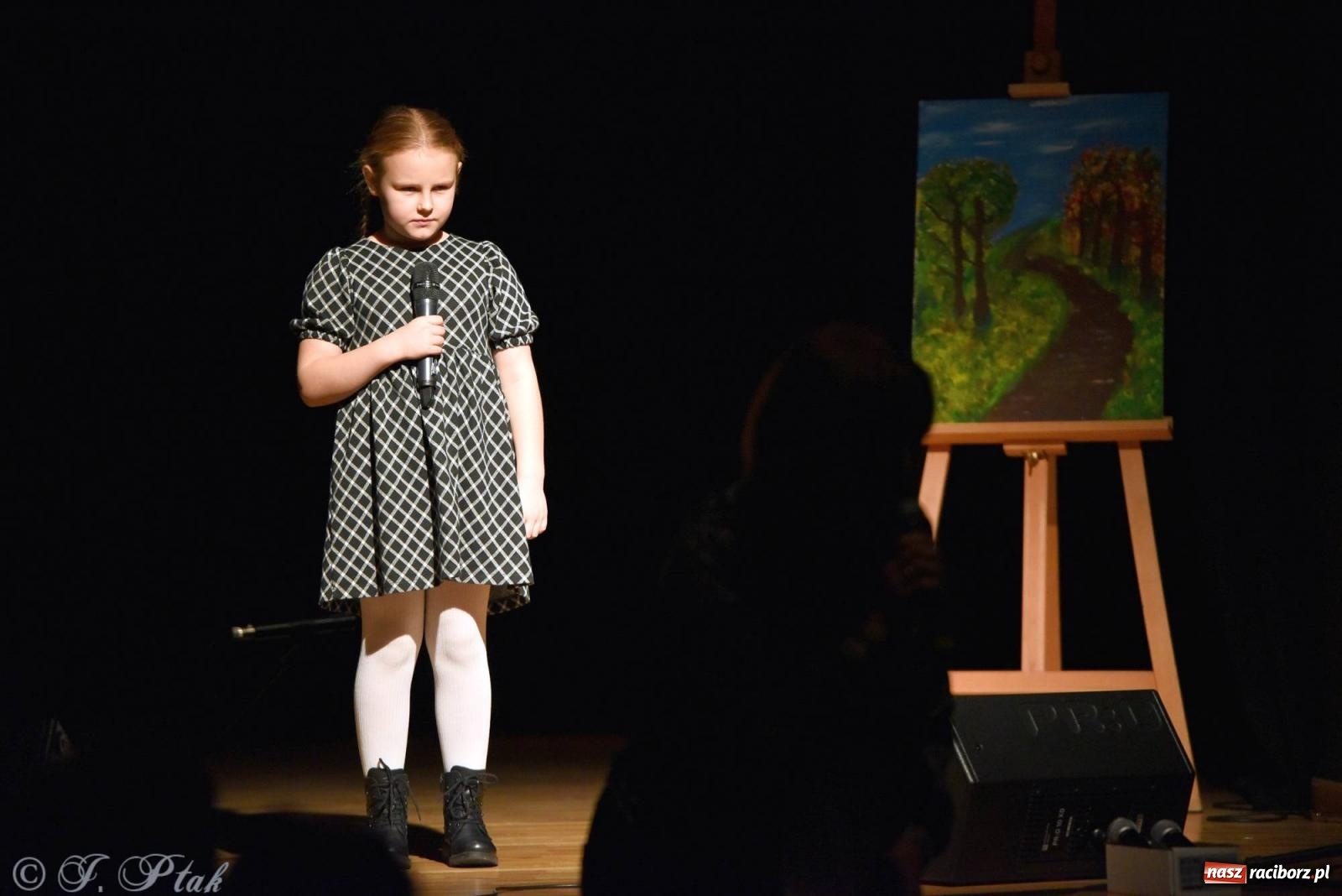 Zdjęcie w galerii na portalu naszraciborz.pl: Najmłodsi wokaliści MDK zaprezentowali się na scenie wiadomości z regionu