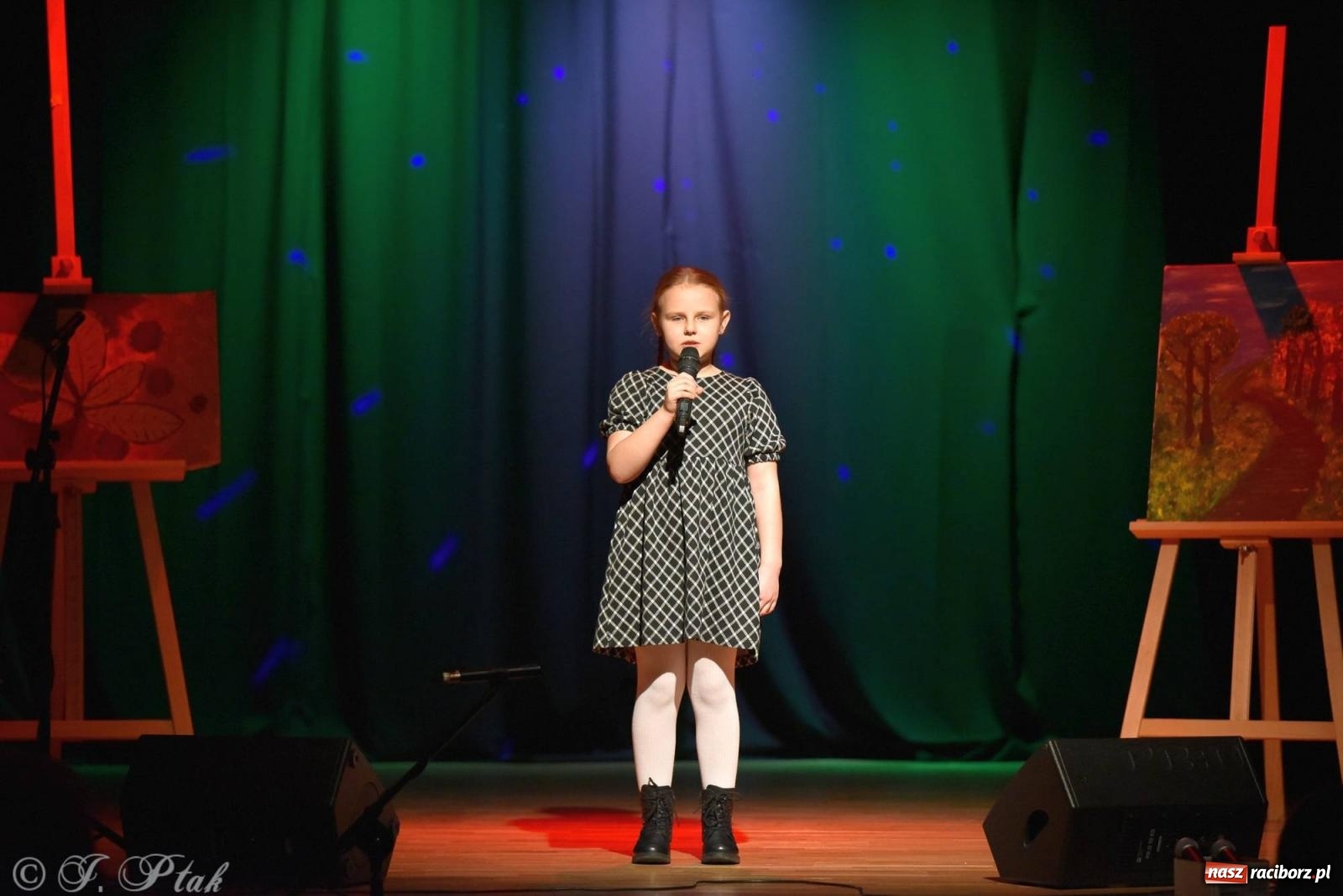 Zdjęcie w galerii na portalu naszraciborz.pl: Najmłodsi wokaliści MDK zaprezentowali się na scenie wiadomości z regionu