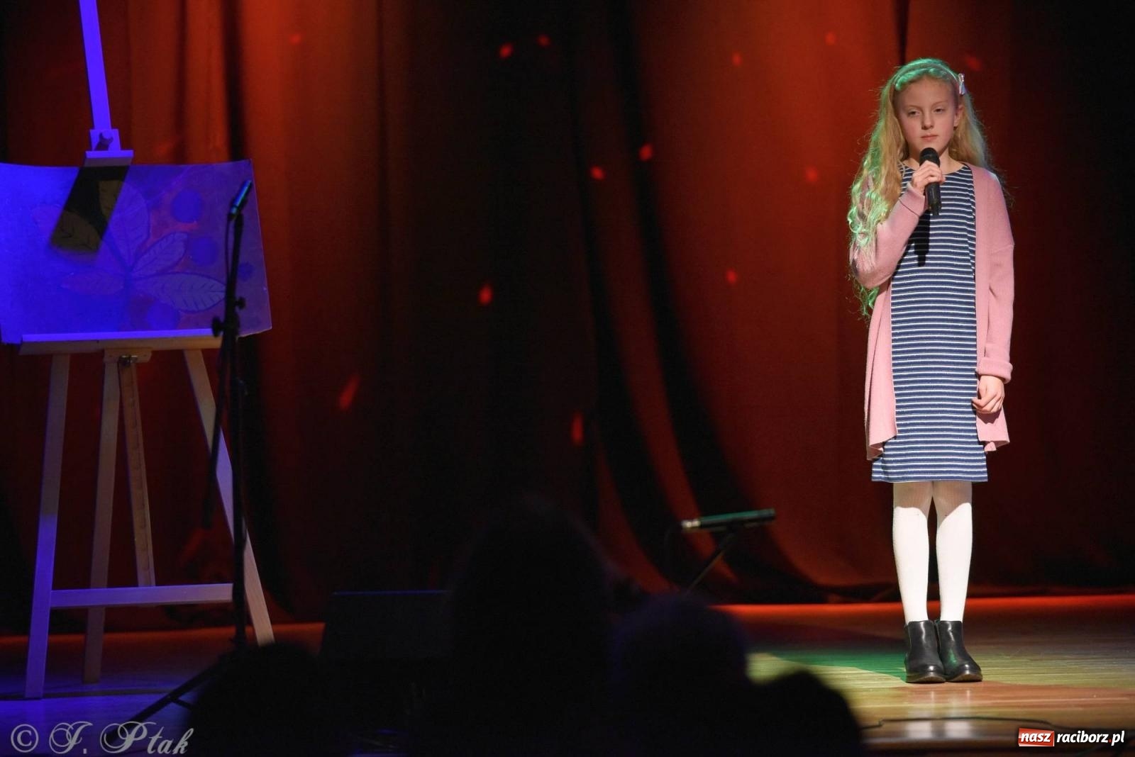 Zdjęcie w galerii na portalu naszraciborz.pl: Najmłodsi wokaliści MDK zaprezentowali się na scenie wiadomości z regionu