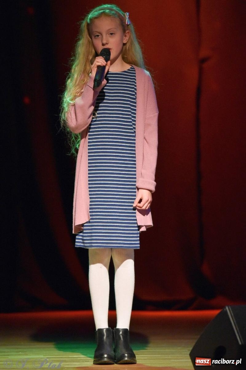 Zdjęcie w galerii na portalu naszraciborz.pl: Najmłodsi wokaliści MDK zaprezentowali się na scenie wiadomości z regionu