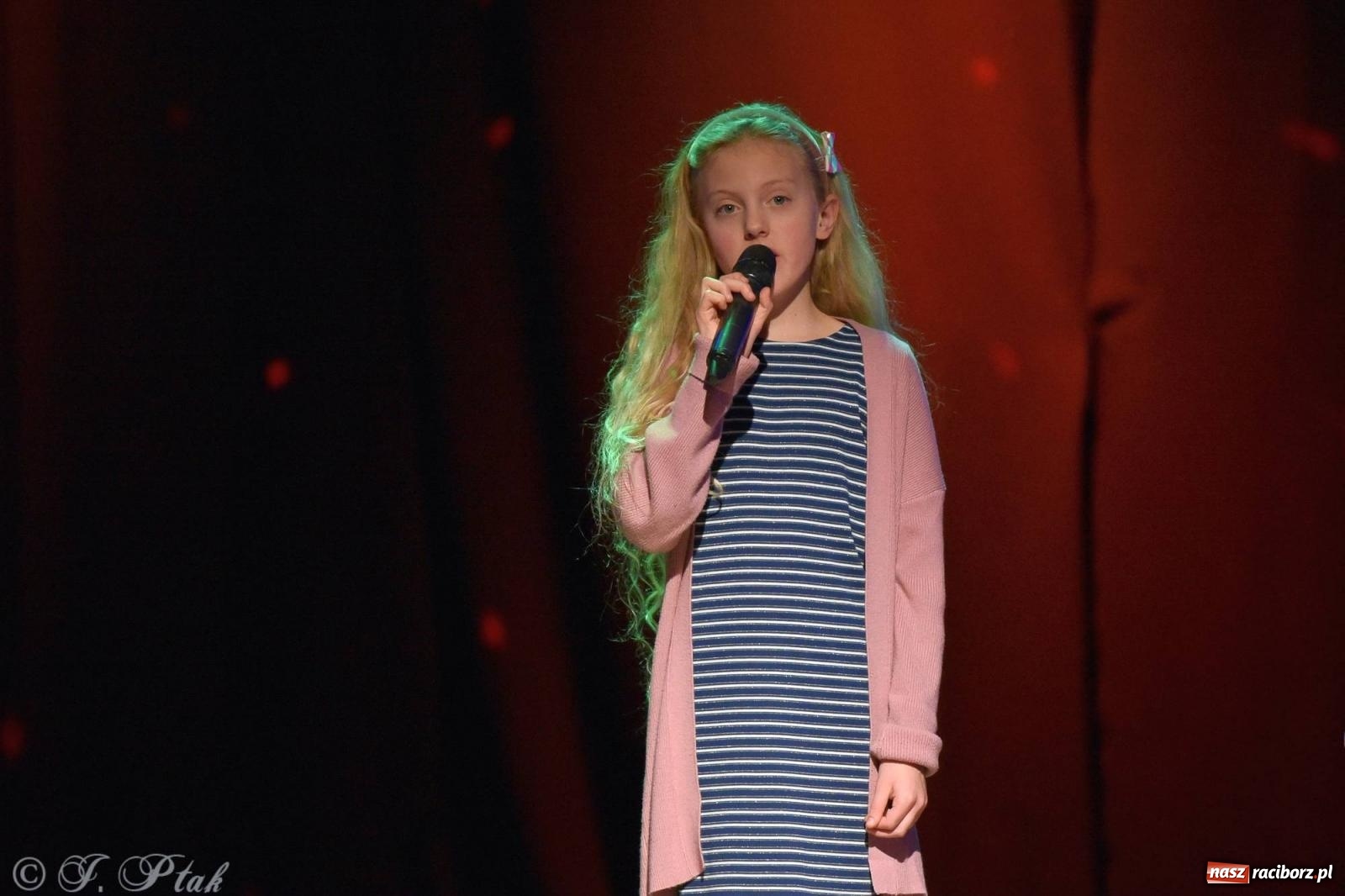 Zdjęcie w galerii na portalu naszraciborz.pl: Najmłodsi wokaliści MDK zaprezentowali się na scenie wiadomości z regionu