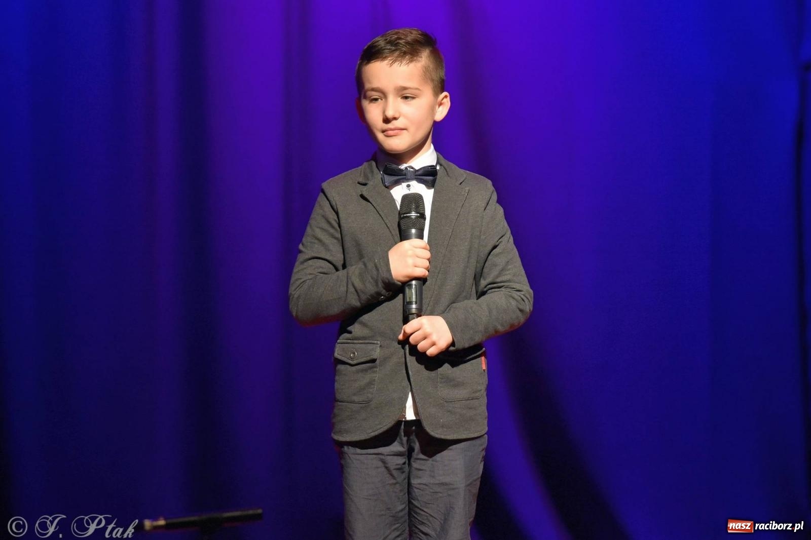 Zdjęcie w galerii na portalu naszraciborz.pl: Najmłodsi wokaliści MDK zaprezentowali się na scenie wiadomości z regionu