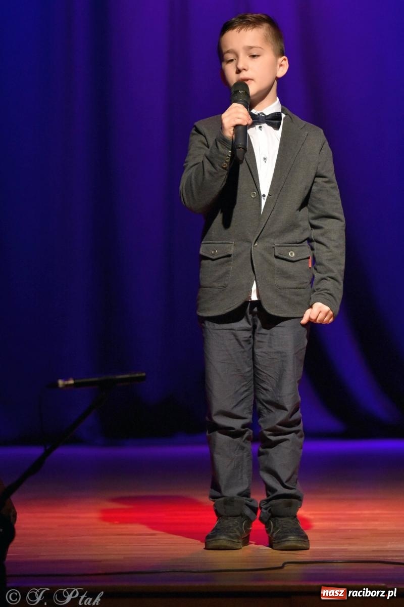 Zdjęcie w galerii na portalu naszraciborz.pl: Najmłodsi wokaliści MDK zaprezentowali się na scenie wiadomości z regionu