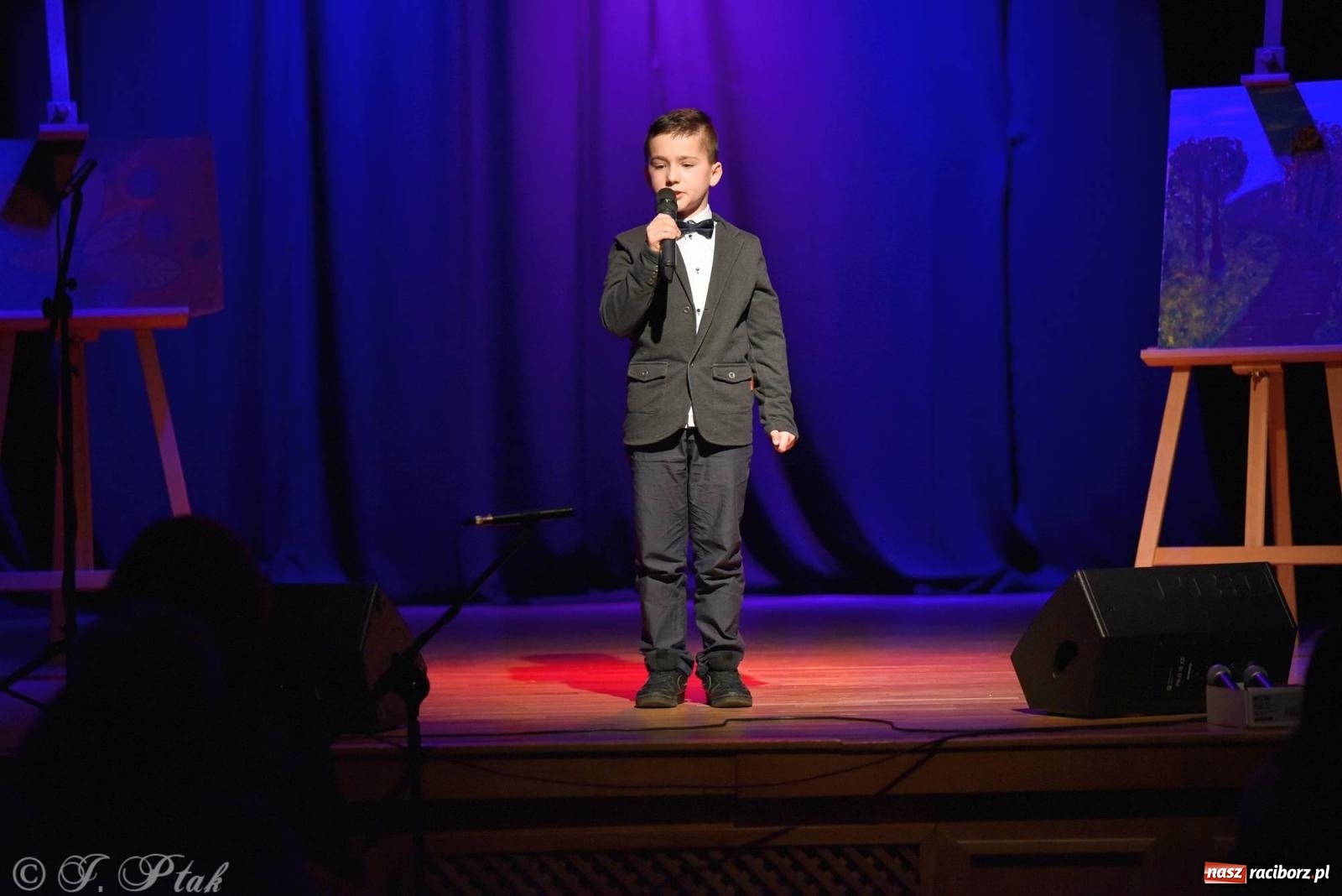 Zdjęcie w galerii na portalu naszraciborz.pl: Najmłodsi wokaliści MDK zaprezentowali się na scenie wiadomości z regionu