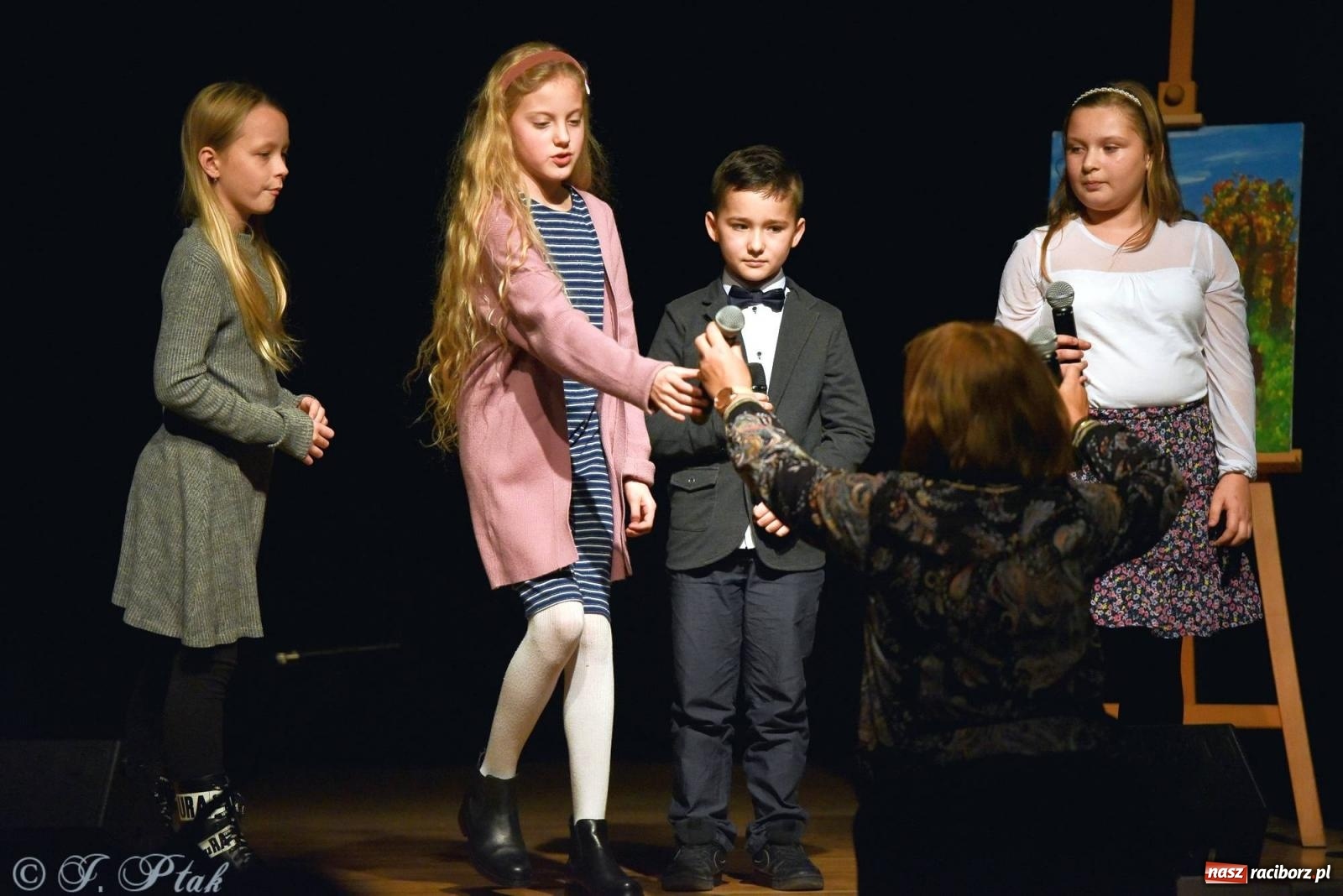 Zdjęcie w galerii na portalu naszraciborz.pl: Najmłodsi wokaliści MDK zaprezentowali się na scenie wiadomości z regionu