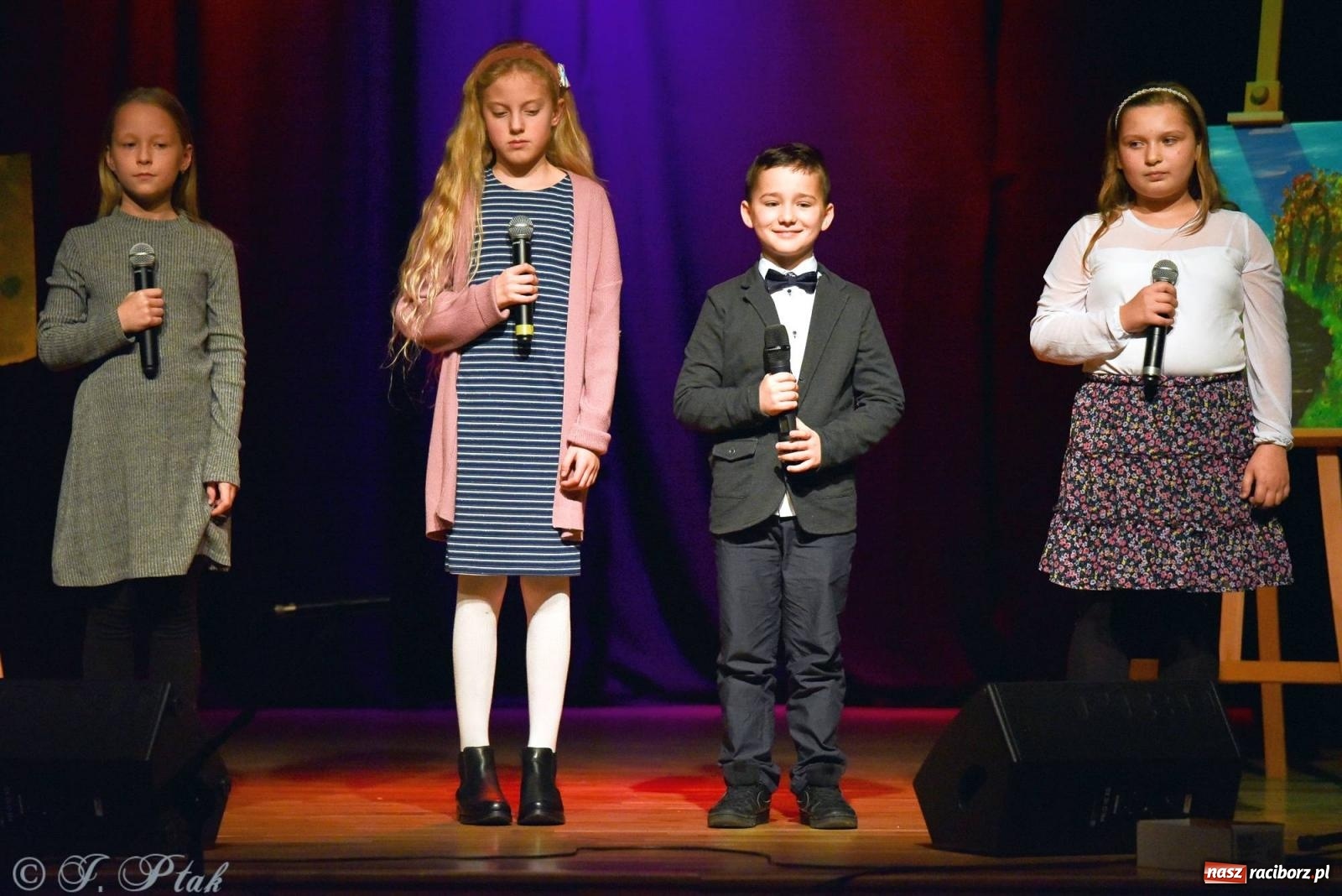 Zdjęcie w galerii na portalu naszraciborz.pl: Najmłodsi wokaliści MDK zaprezentowali się na scenie wiadomości z regionu