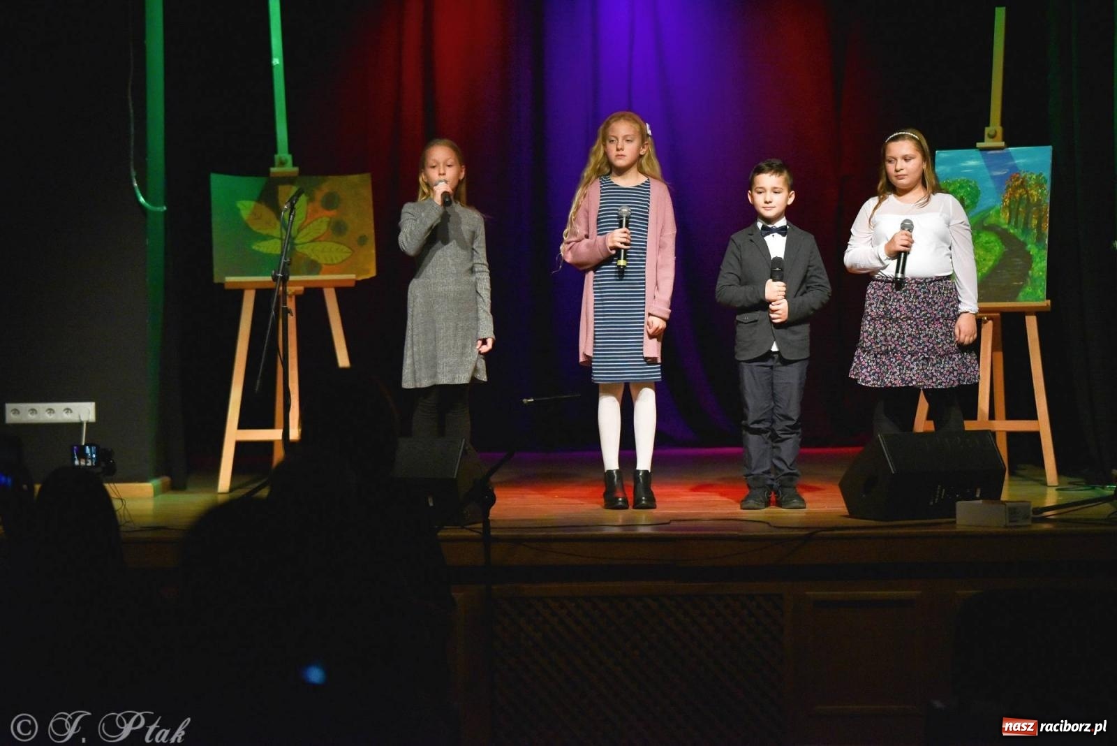Zdjęcie w galerii na portalu naszraciborz.pl: Najmłodsi wokaliści MDK zaprezentowali się na scenie wiadomości z regionu