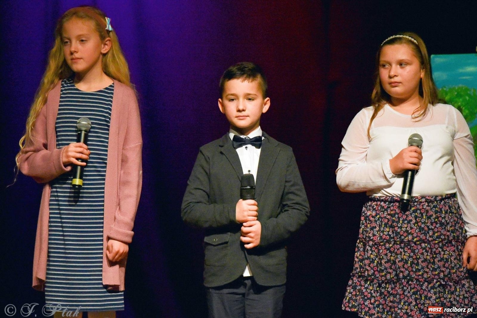 Zdjęcie w galerii na portalu naszraciborz.pl: Najmłodsi wokaliści MDK zaprezentowali się na scenie wiadomości z regionu
