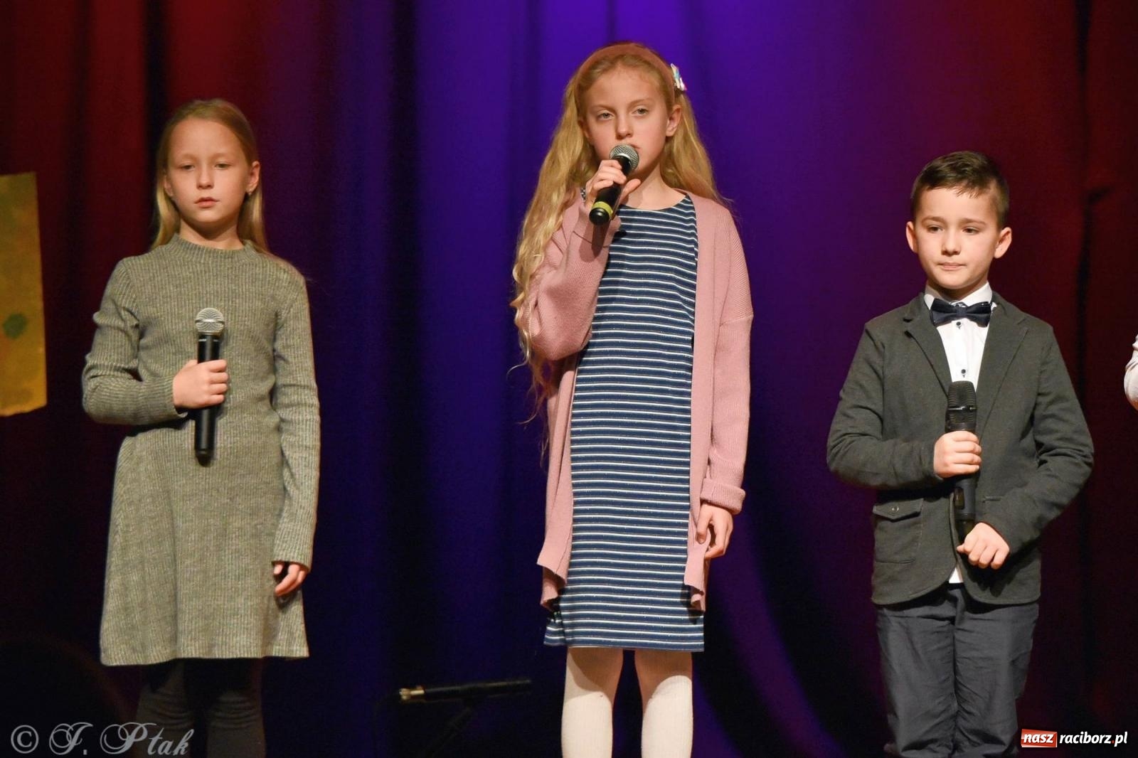 Zdjęcie w galerii na portalu naszraciborz.pl: Najmłodsi wokaliści MDK zaprezentowali się na scenie wiadomości z regionu