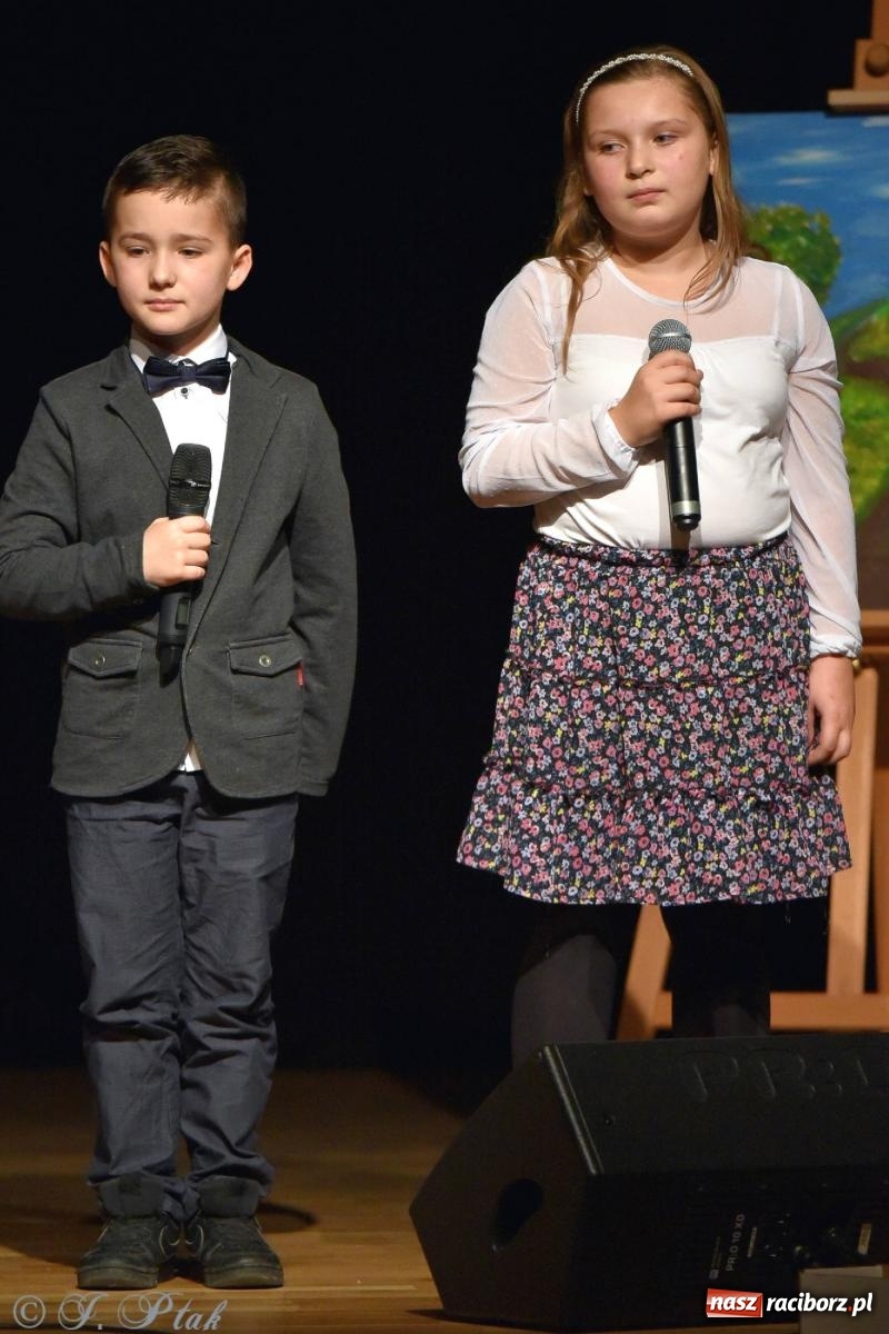 Zdjęcie w galerii na portalu naszraciborz.pl: Najmłodsi wokaliści MDK zaprezentowali się na scenie wiadomości z regionu