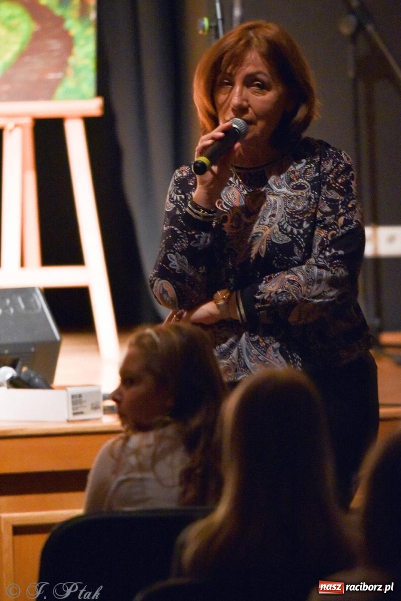 Zdjęcie w galerii na portalu naszraciborz.pl: Najmłodsi wokaliści MDK zaprezentowali się na scenie wiadomości z regionu