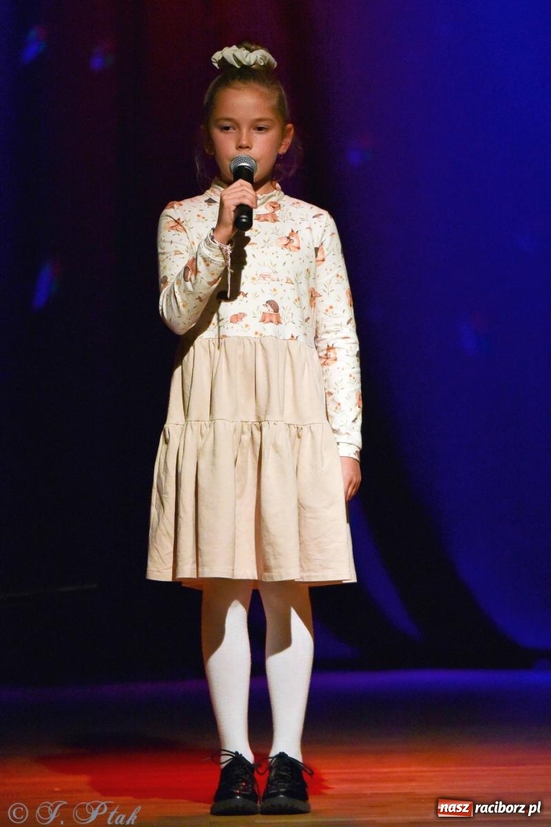 Zdjęcie w galerii na portalu naszraciborz.pl: Najmłodsi wokaliści MDK zaprezentowali się na scenie wiadomości z regionu