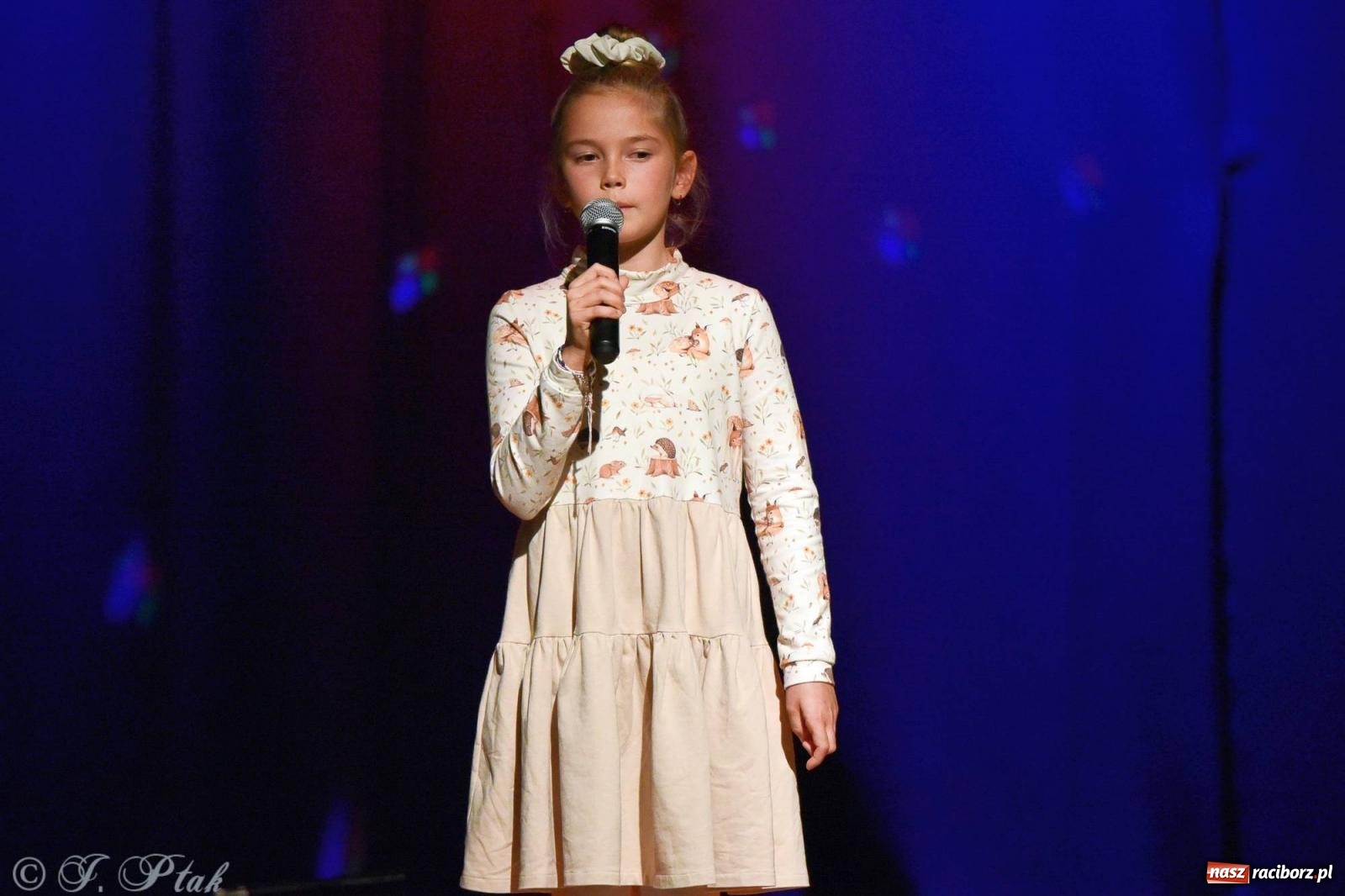 Zdjęcie w galerii na portalu naszraciborz.pl: Najmłodsi wokaliści MDK zaprezentowali się na scenie wiadomości z regionu