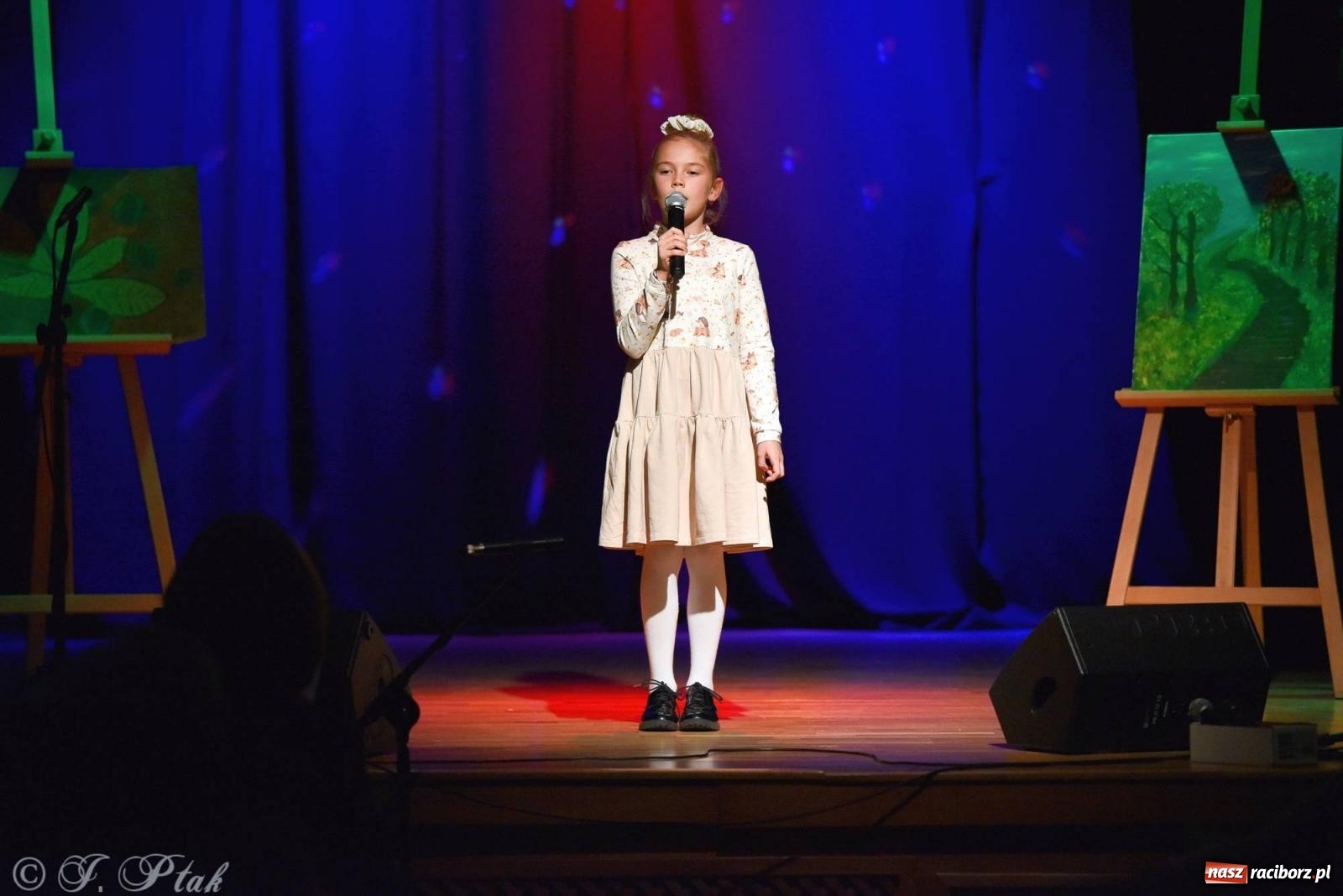 Zdjęcie w galerii na portalu naszraciborz.pl: Najmłodsi wokaliści MDK zaprezentowali się na scenie wiadomości z regionu