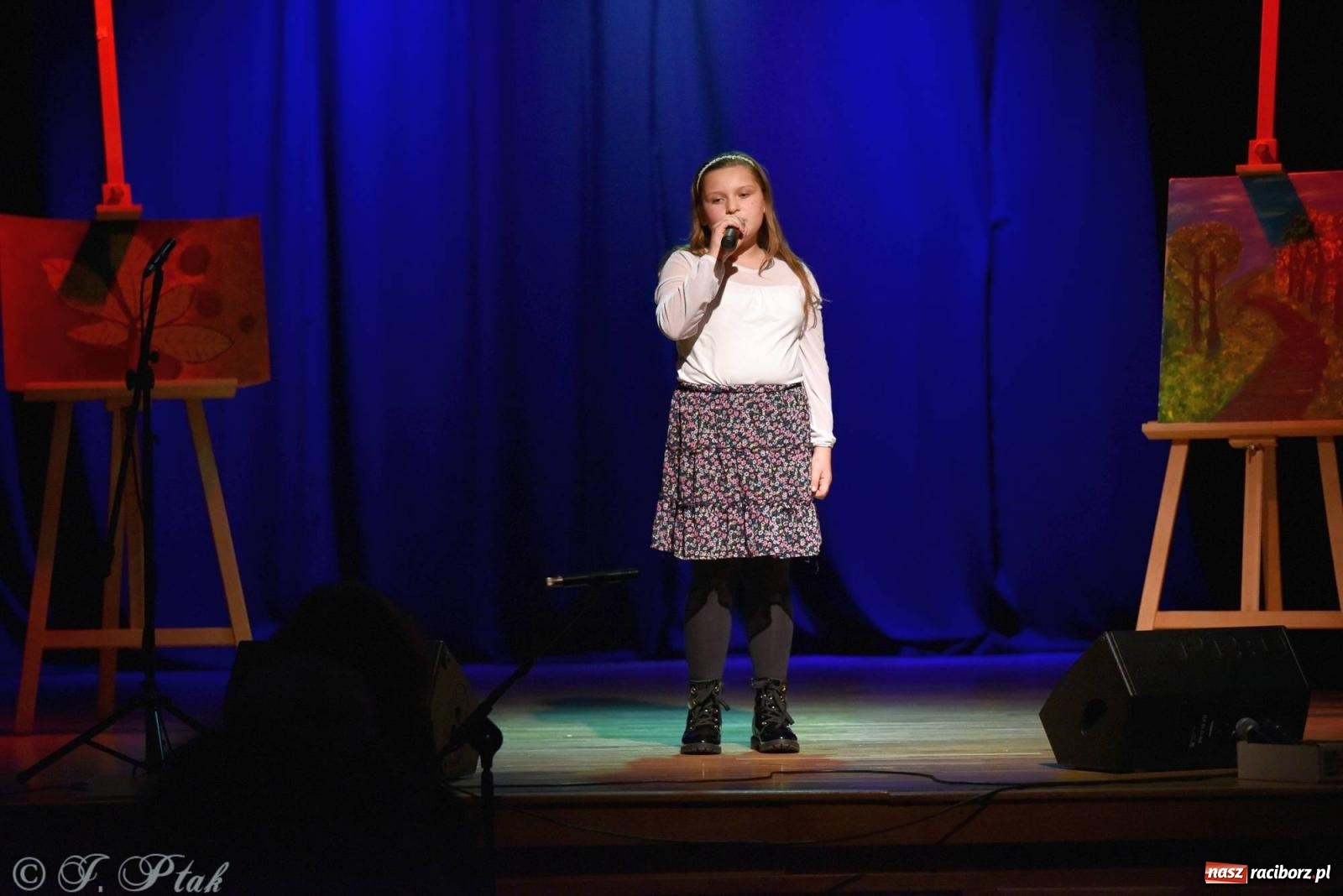 Zdjęcie w galerii na portalu naszraciborz.pl: Najmłodsi wokaliści MDK zaprezentowali się na scenie wiadomości z regionu