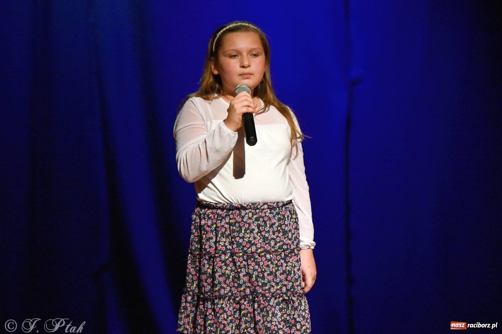 Zdjęcie w galerii na portalu naszraciborz.pl: Najmłodsi wokaliści MDK zaprezentowali się na scenie wiadomości z regionu