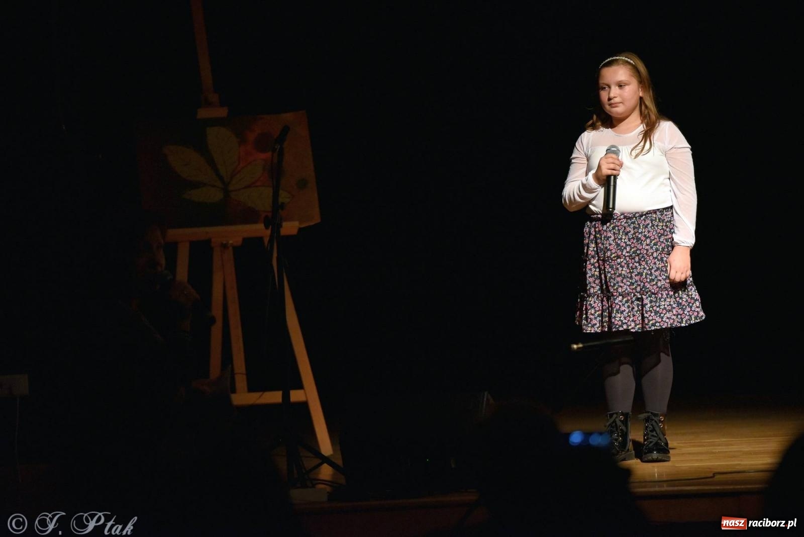 Zdjęcie w galerii na portalu naszraciborz.pl: Najmłodsi wokaliści MDK zaprezentowali się na scenie wiadomości z regionu