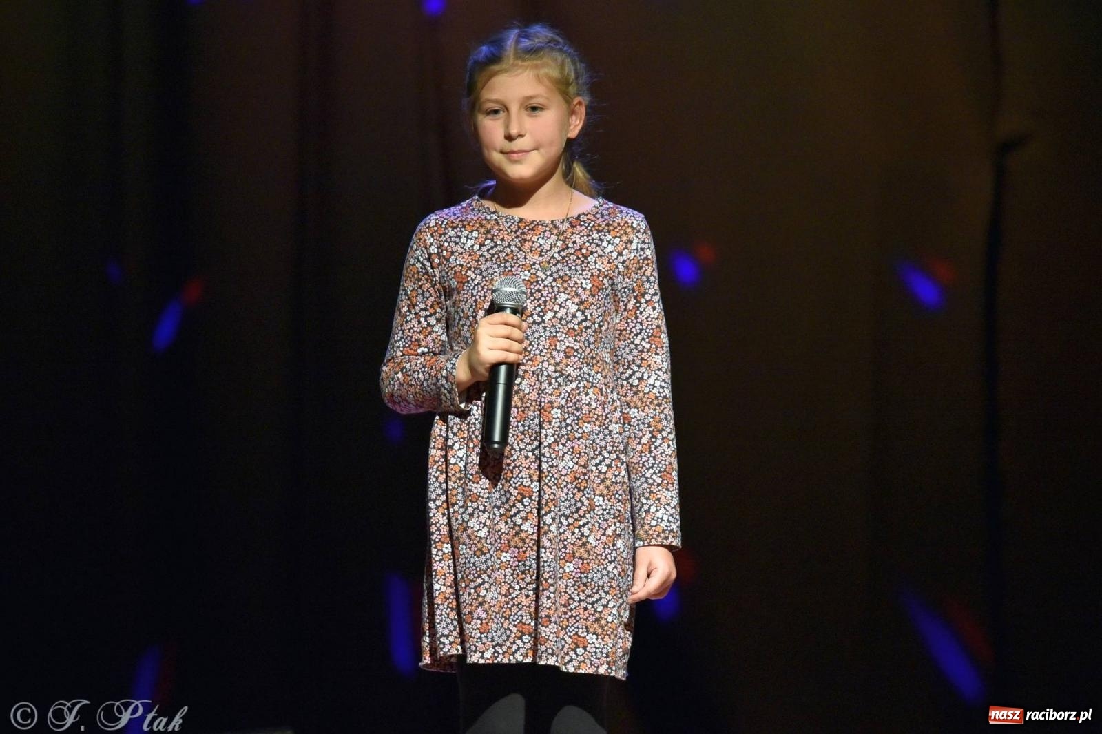 Zdjęcie w galerii na portalu naszraciborz.pl: Najmłodsi wokaliści MDK zaprezentowali się na scenie wiadomości z regionu