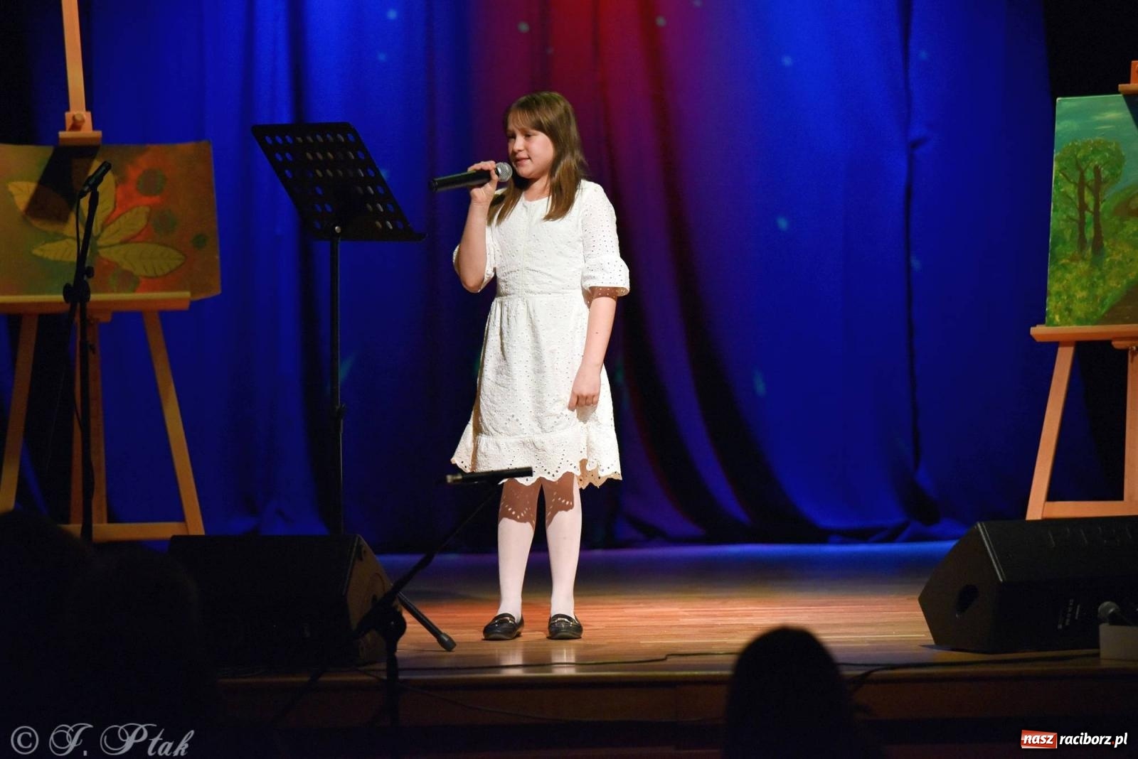 Zdjęcie w galerii na portalu naszraciborz.pl: Najmłodsi wokaliści MDK zaprezentowali się na scenie wiadomości z regionu