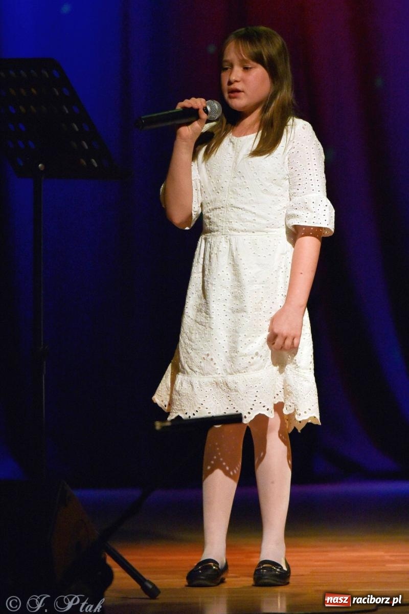 Zdjęcie w galerii na portalu naszraciborz.pl: Najmłodsi wokaliści MDK zaprezentowali się na scenie wiadomości z regionu