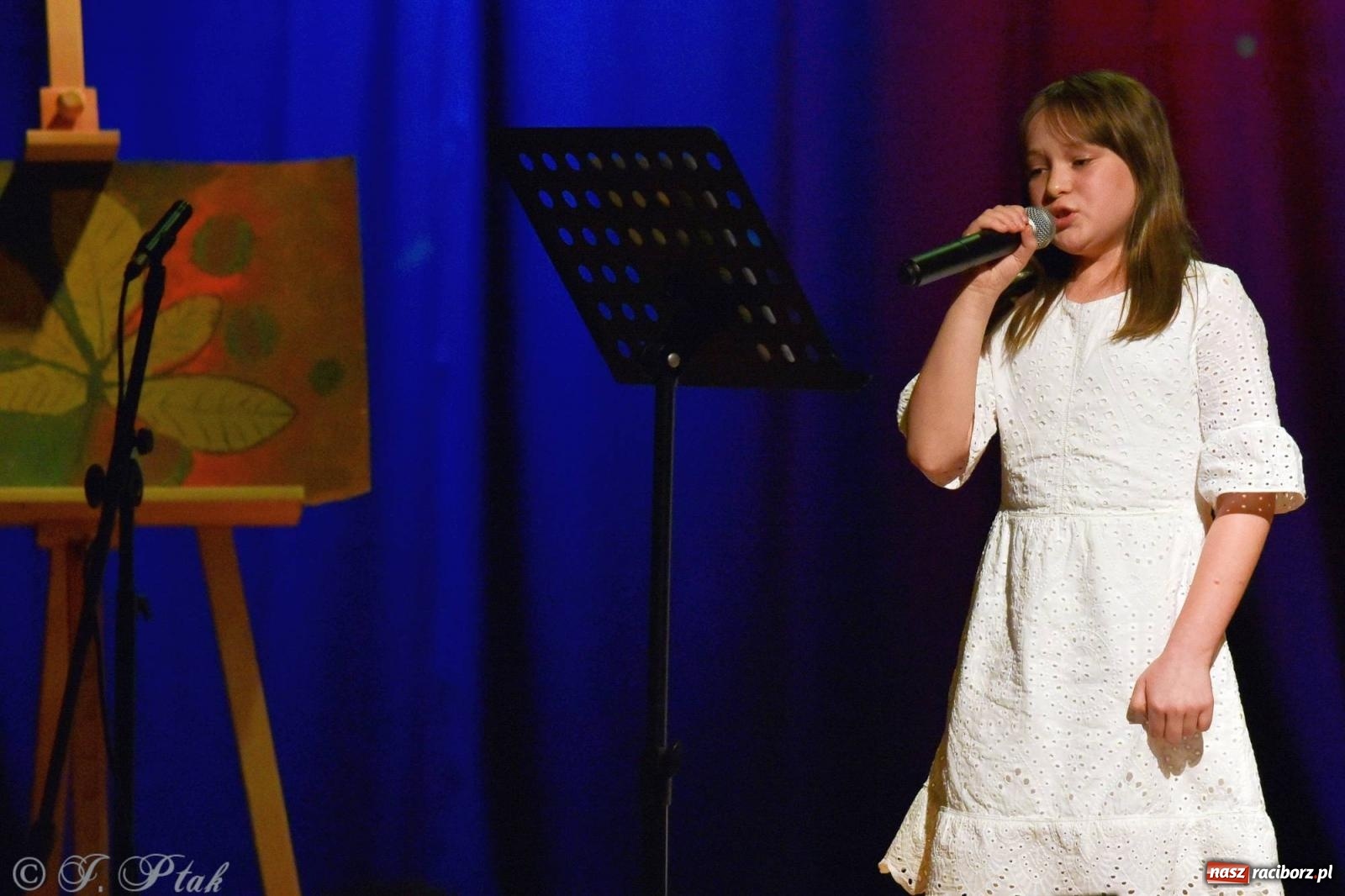 Zdjęcie w galerii na portalu naszraciborz.pl: Najmłodsi wokaliści MDK zaprezentowali się na scenie wiadomości z regionu