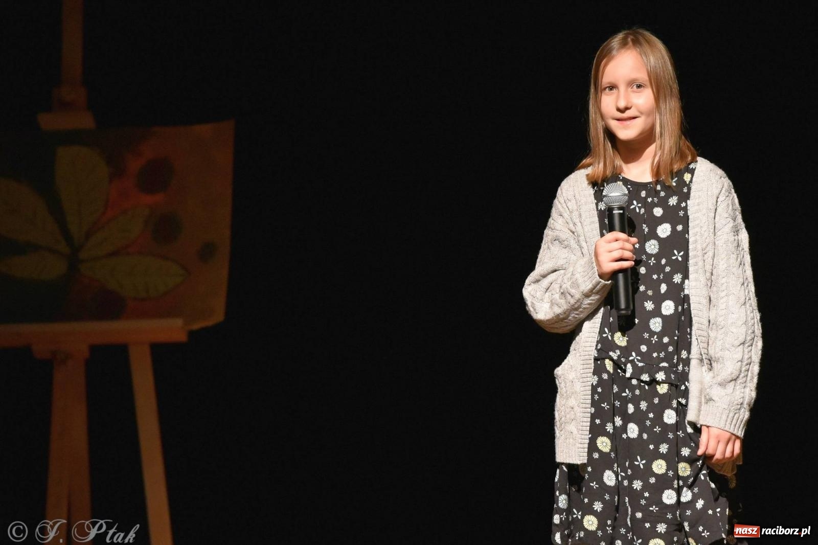 Zdjęcie w galerii na portalu naszraciborz.pl: Najmłodsi wokaliści MDK zaprezentowali się na scenie wiadomości z regionu