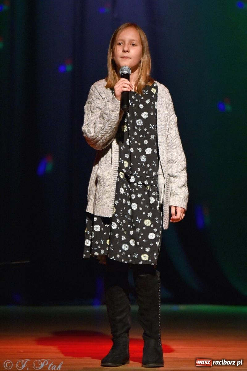 Zdjęcie w galerii na portalu naszraciborz.pl: Najmłodsi wokaliści MDK zaprezentowali się na scenie wiadomości z regionu