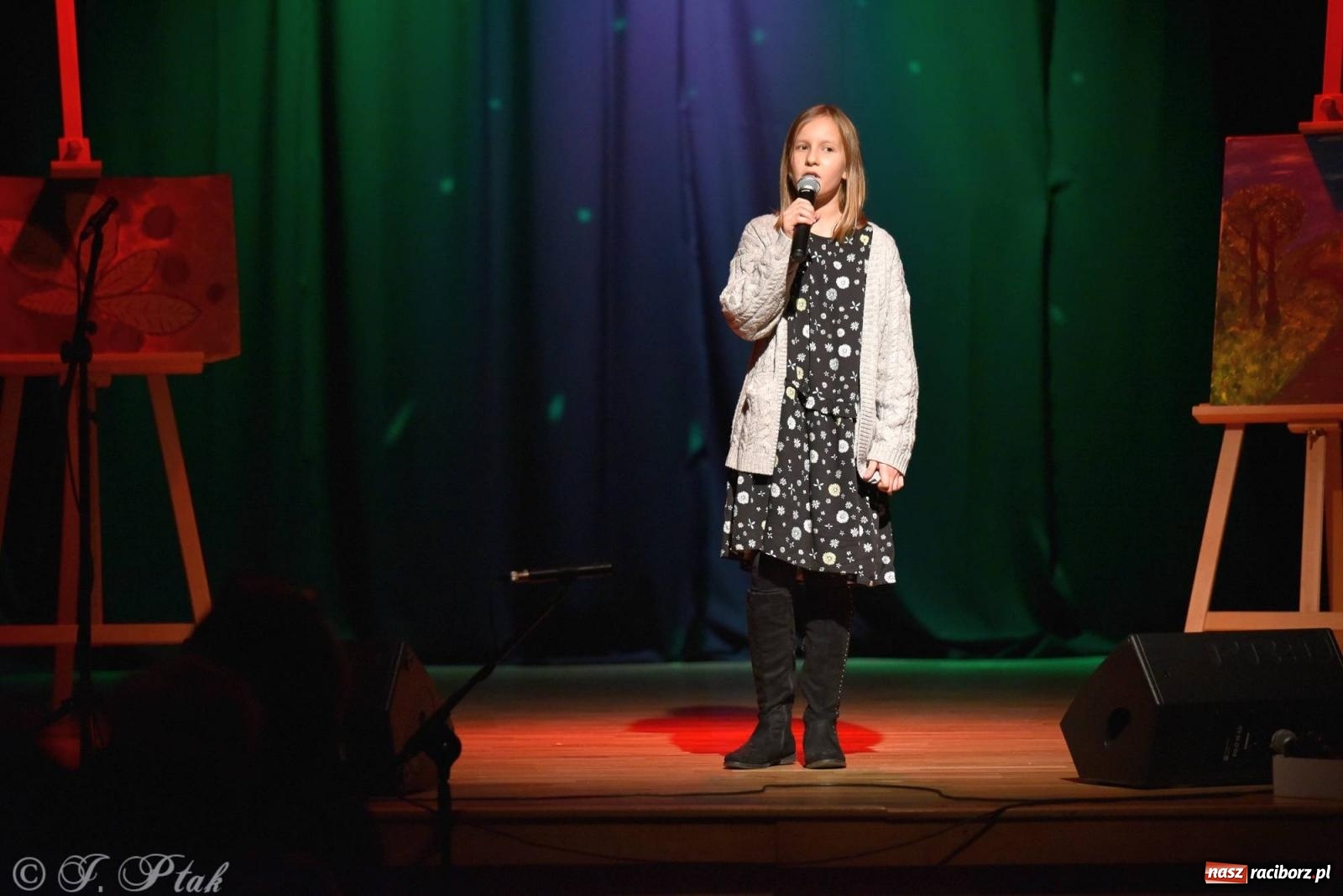 Zdjęcie w galerii na portalu naszraciborz.pl: Najmłodsi wokaliści MDK zaprezentowali się na scenie wiadomości z regionu