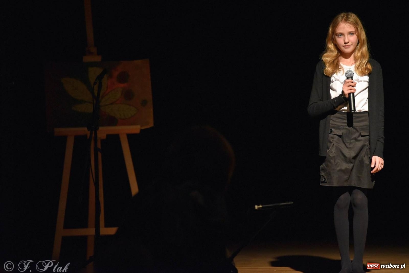 Zdjęcie w galerii na portalu naszraciborz.pl: Najmłodsi wokaliści MDK zaprezentowali się na scenie wiadomości z regionu