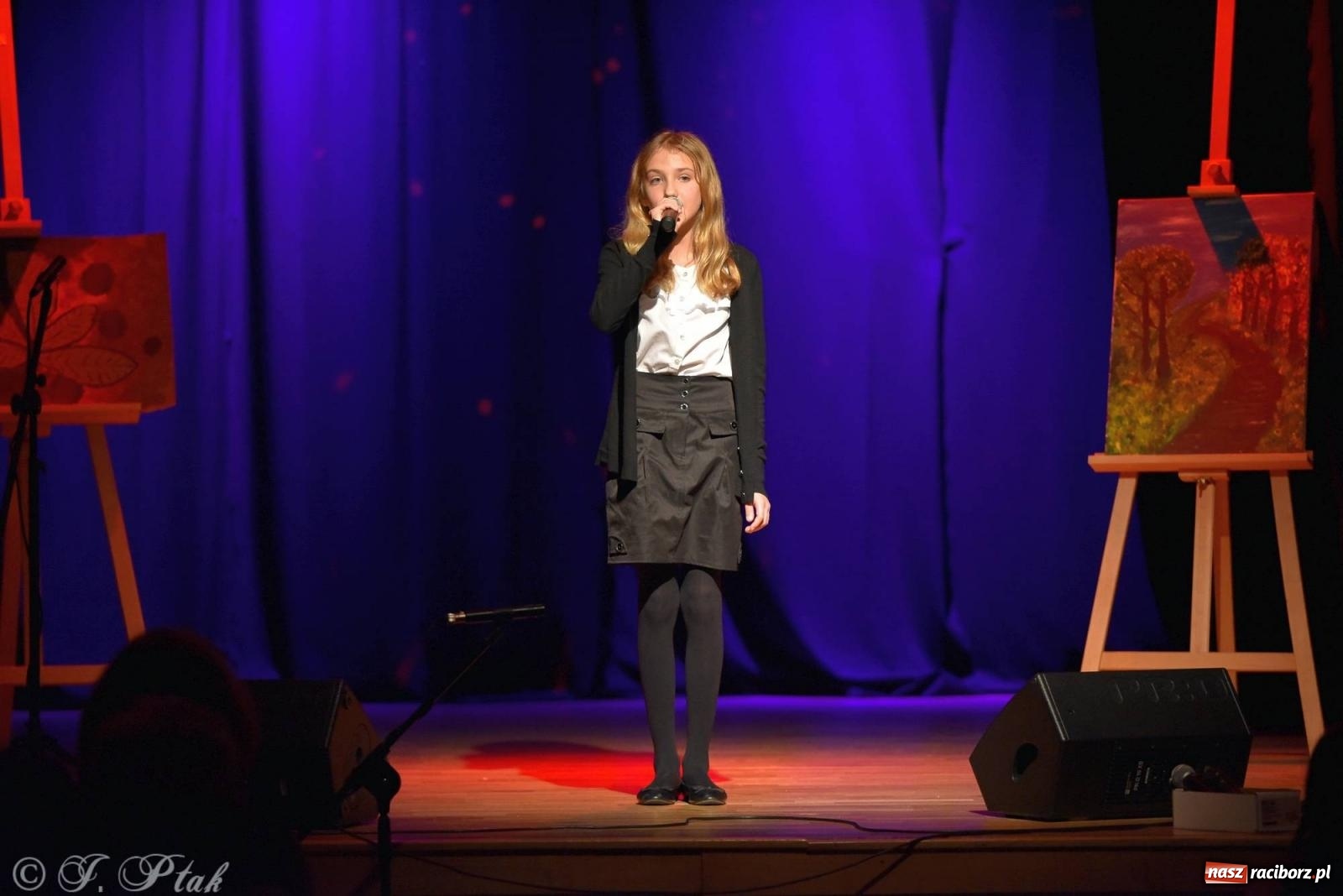 Zdjęcie w galerii na portalu naszraciborz.pl: Najmłodsi wokaliści MDK zaprezentowali się na scenie wiadomości z regionu