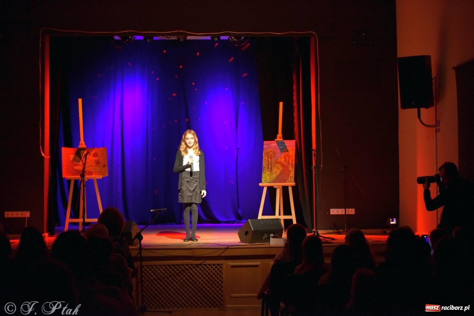 Zdjęcie w galerii na portalu naszraciborz.pl: Najmłodsi wokaliści MDK zaprezentowali się na scenie wiadomości z regionu