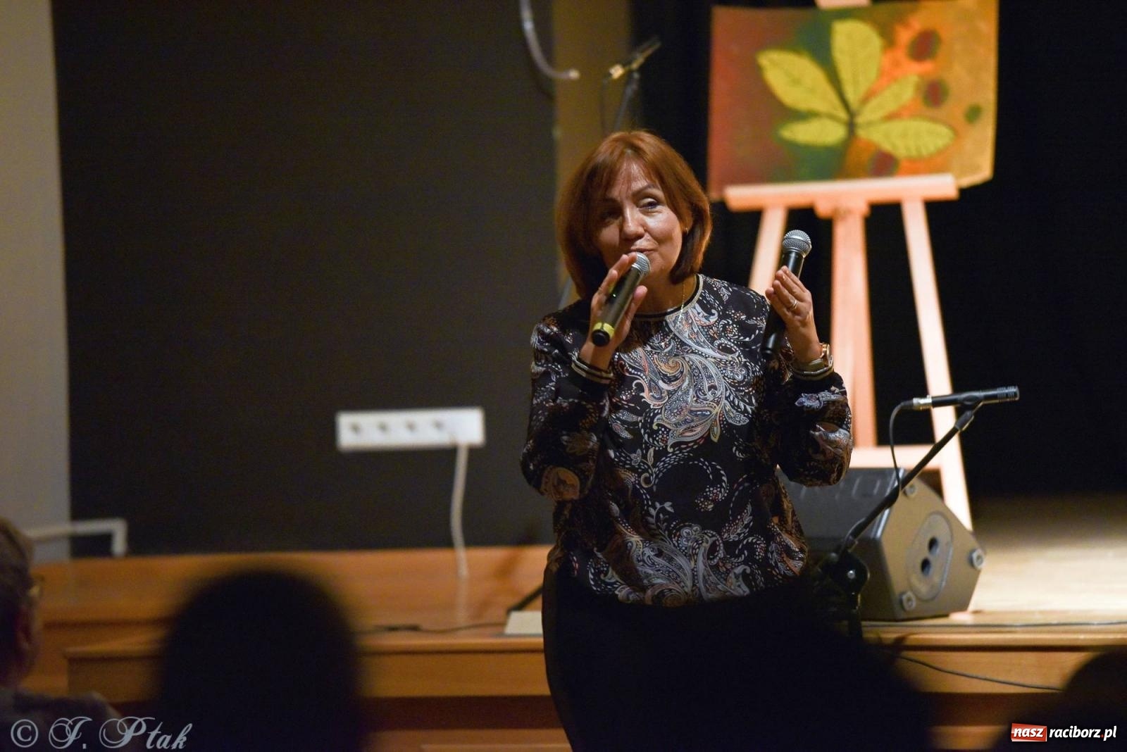 Zdjęcie w galerii na portalu naszraciborz.pl: Najmłodsi wokaliści MDK zaprezentowali się na scenie wiadomości z regionu