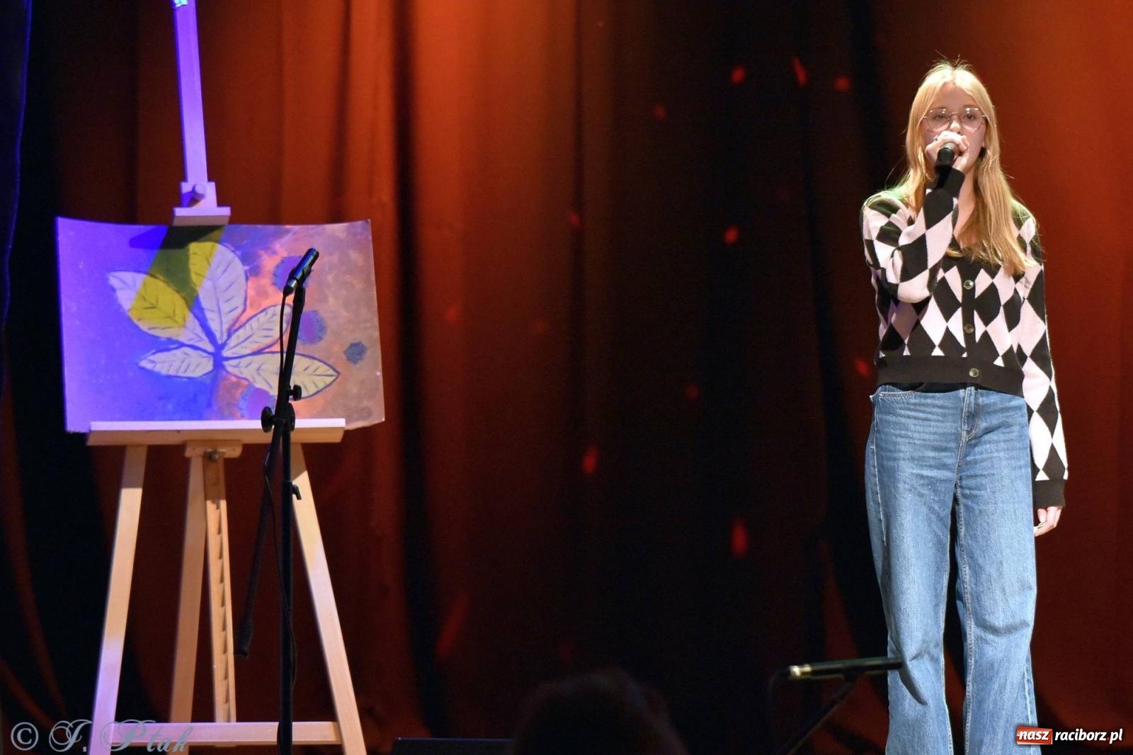 Zdjęcie w galerii na portalu naszraciborz.pl: Najmłodsi wokaliści MDK zaprezentowali się na scenie wiadomości z regionu