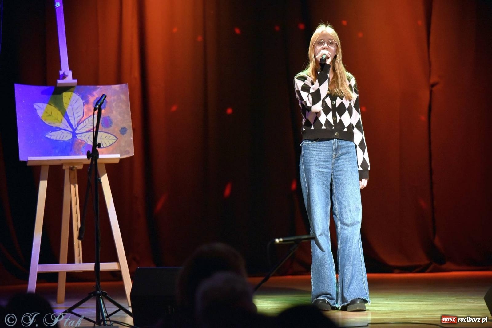 Zdjęcie w galerii na portalu naszraciborz.pl: Najmłodsi wokaliści MDK zaprezentowali się na scenie wiadomości z regionu