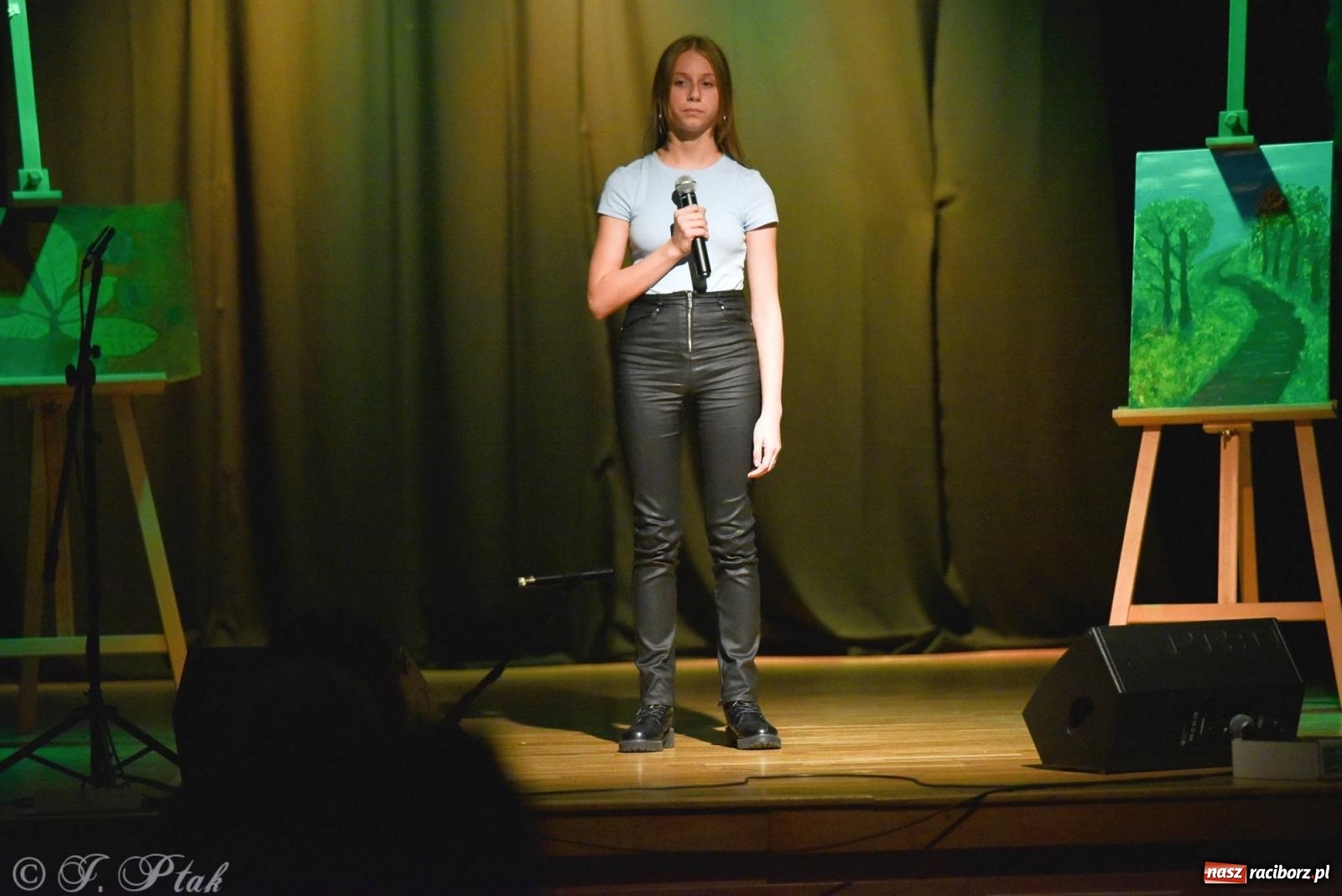 Zdjęcie w galerii na portalu naszraciborz.pl: Najmłodsi wokaliści MDK zaprezentowali się na scenie wiadomości z regionu