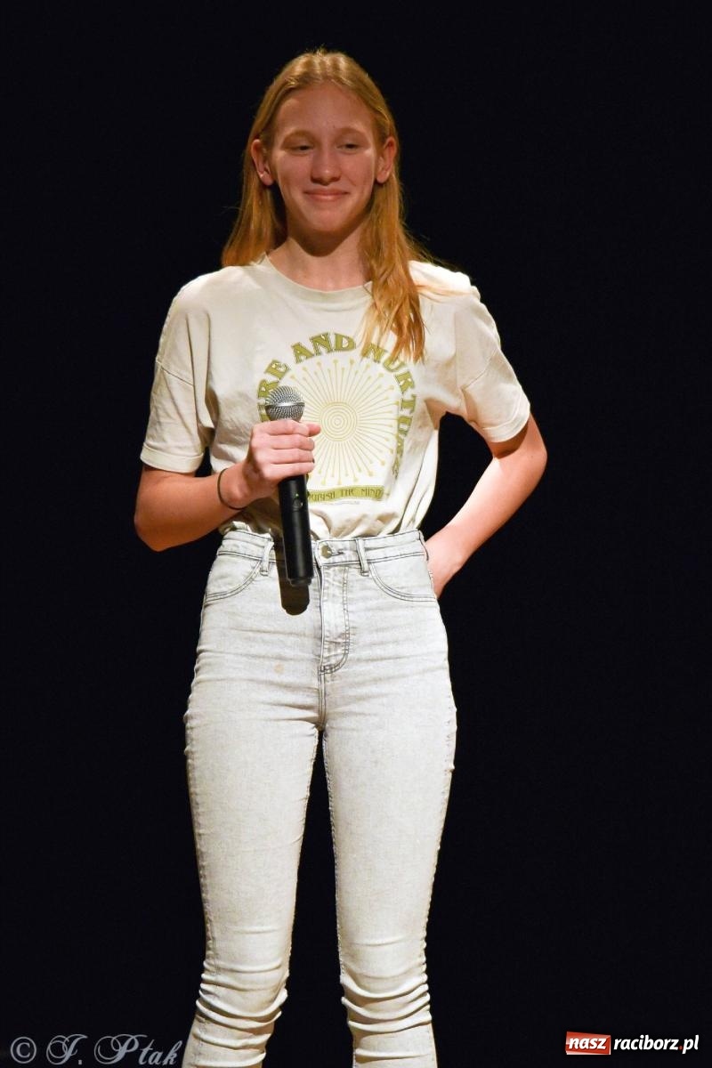 Zdjęcie w galerii na portalu naszraciborz.pl: Najmłodsi wokaliści MDK zaprezentowali się na scenie wiadomości z regionu