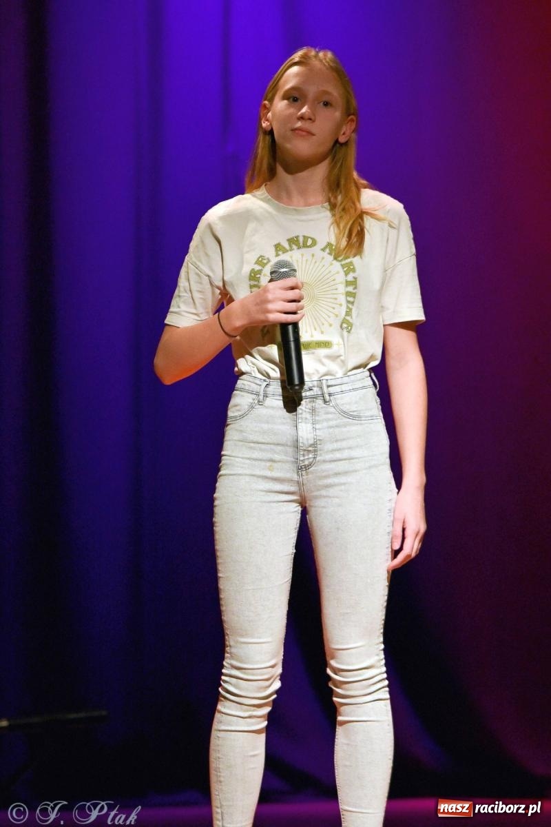 Zdjęcie w galerii na portalu naszraciborz.pl: Najmłodsi wokaliści MDK zaprezentowali się na scenie wiadomości z regionu