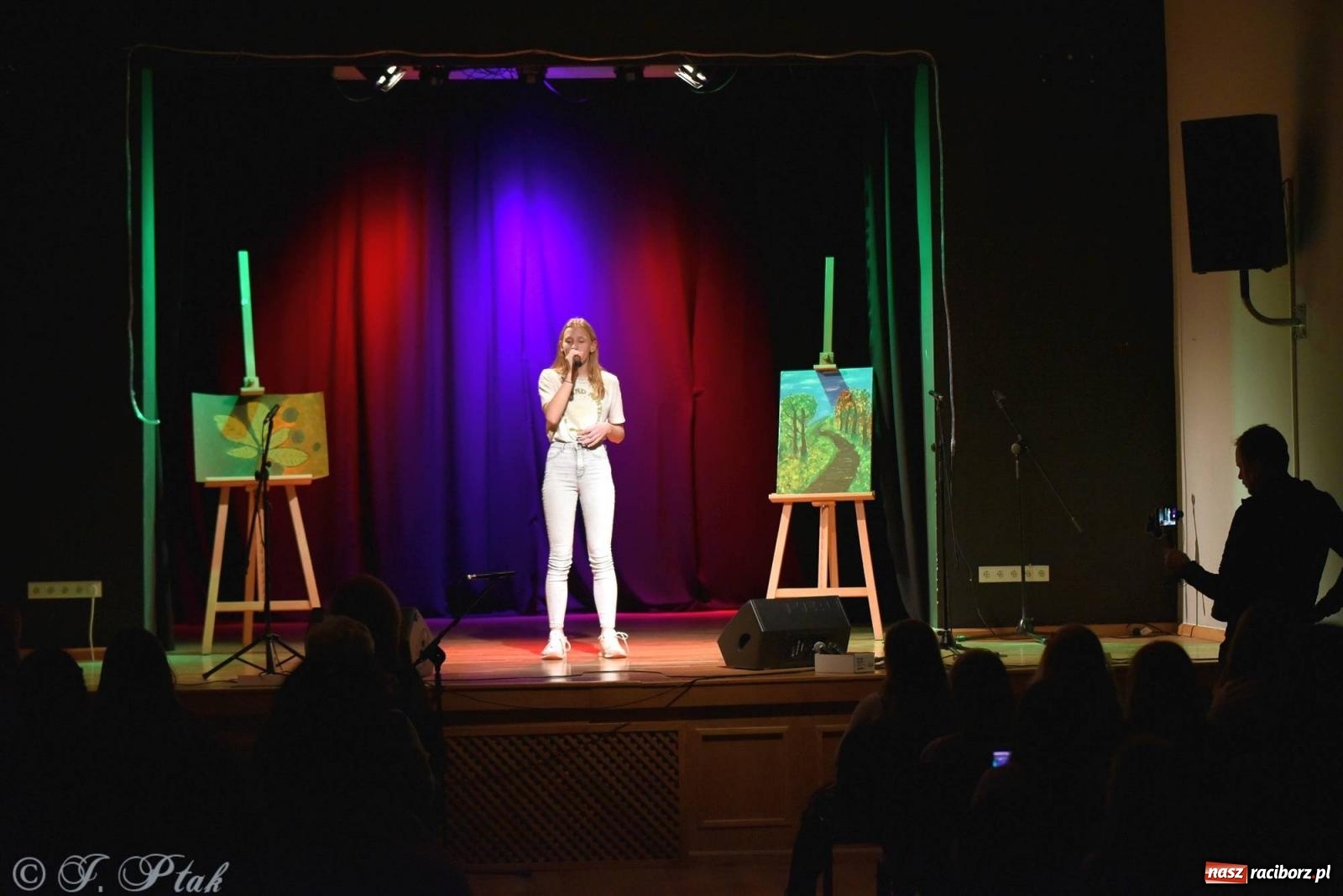 Zdjęcie w galerii na portalu naszraciborz.pl: Najmłodsi wokaliści MDK zaprezentowali się na scenie wiadomości z regionu