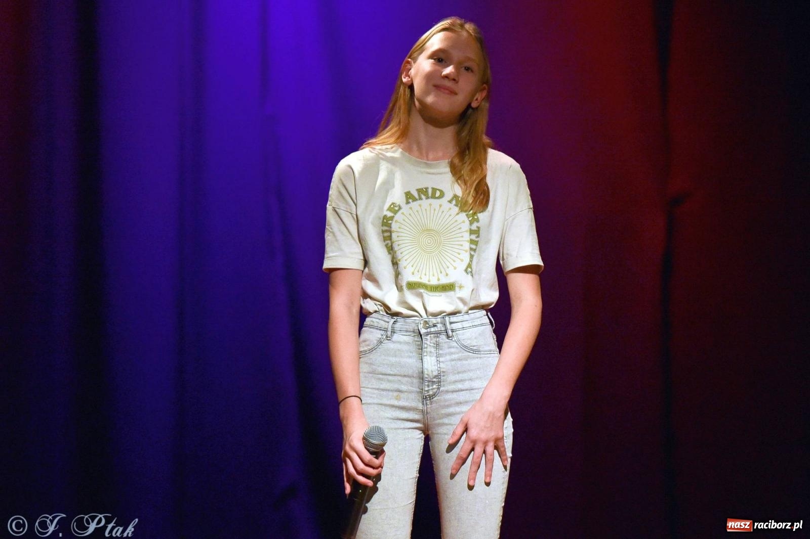 Zdjęcie w galerii na portalu naszraciborz.pl: Najmłodsi wokaliści MDK zaprezentowali się na scenie wiadomości z regionu